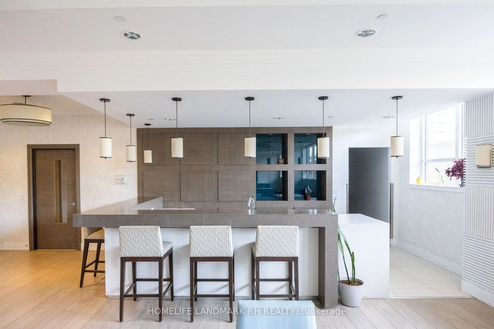 370 Highway 7 E, #825