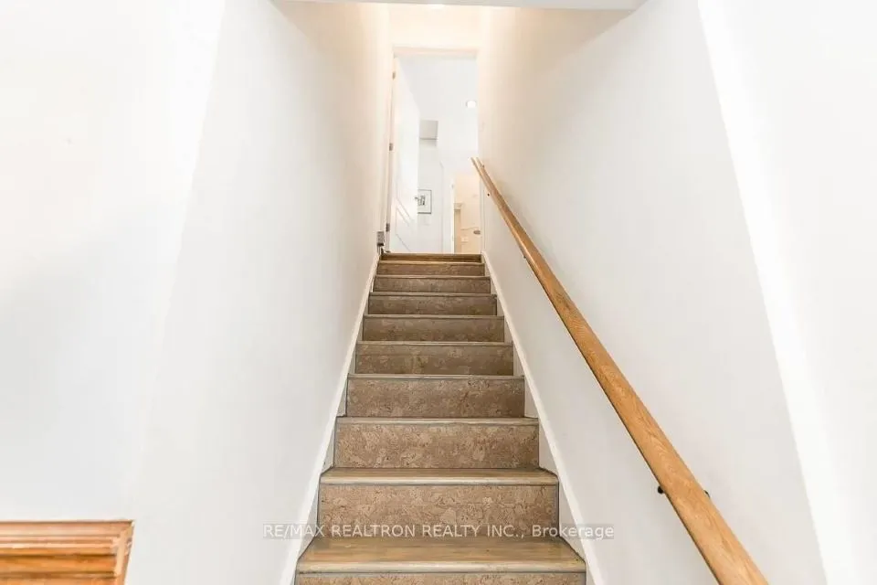 24 Kennedy Street W