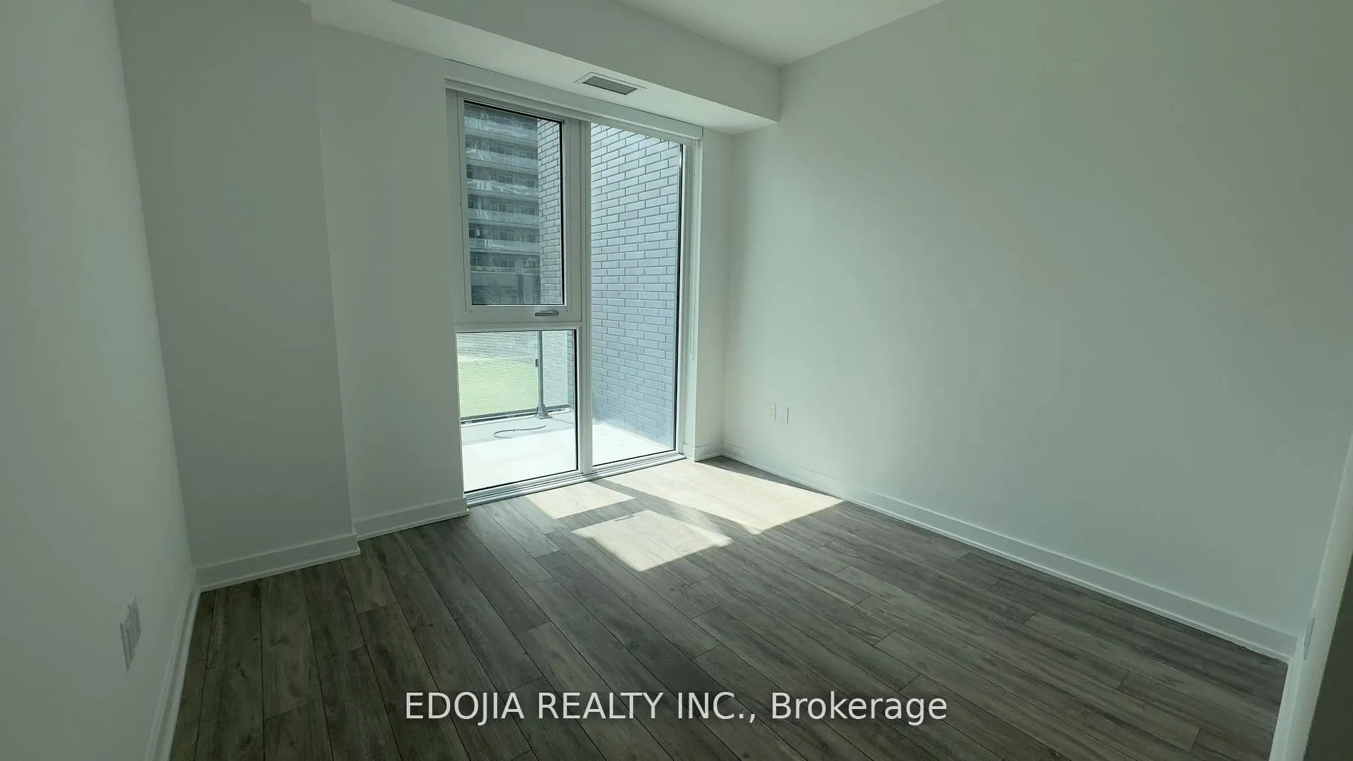 105 Oneida Crescent, #204