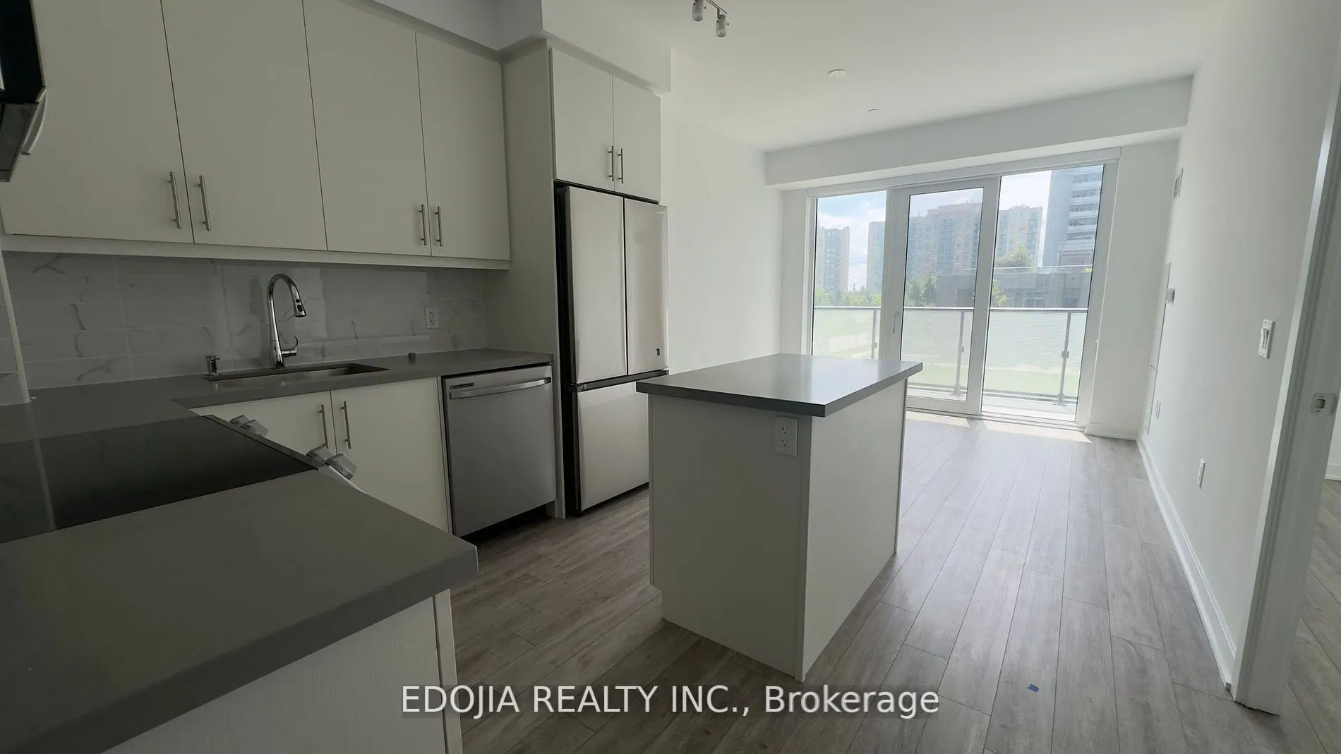 105 Oneida Crescent, #204