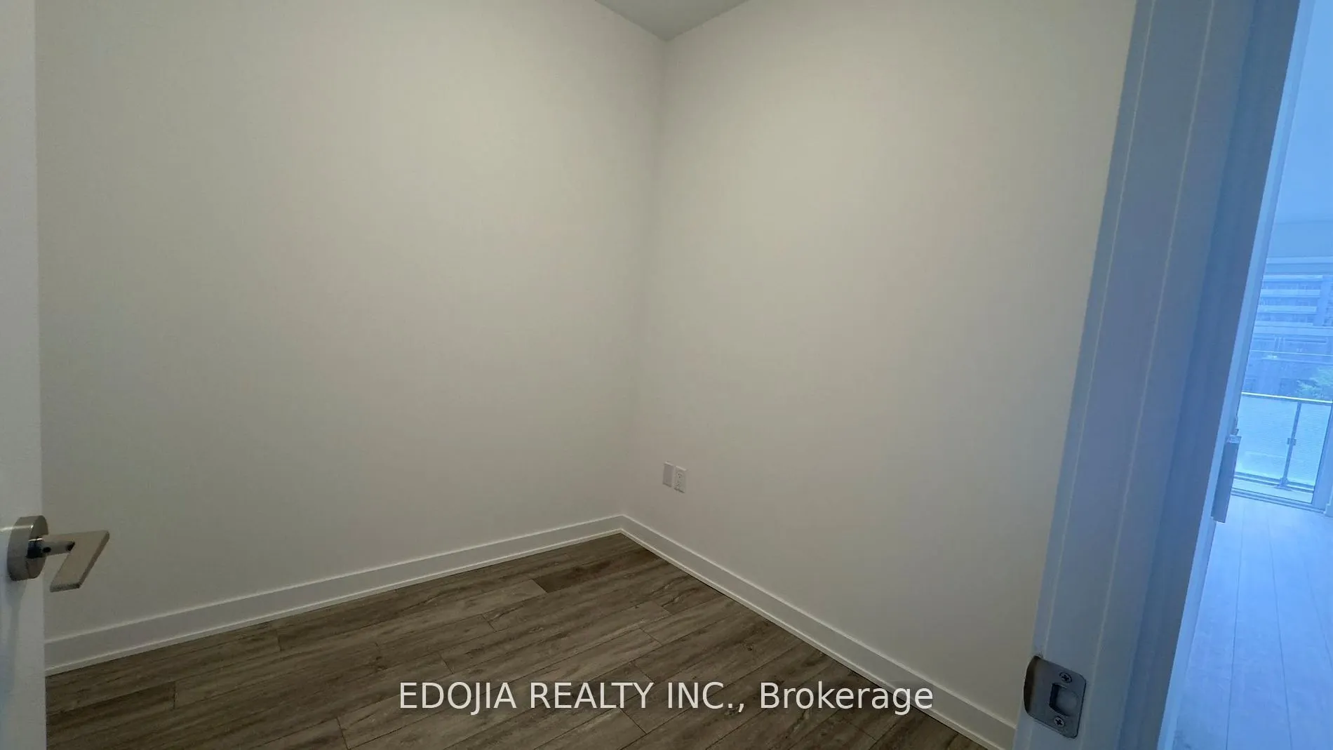 105 Oneida Crescent, #204