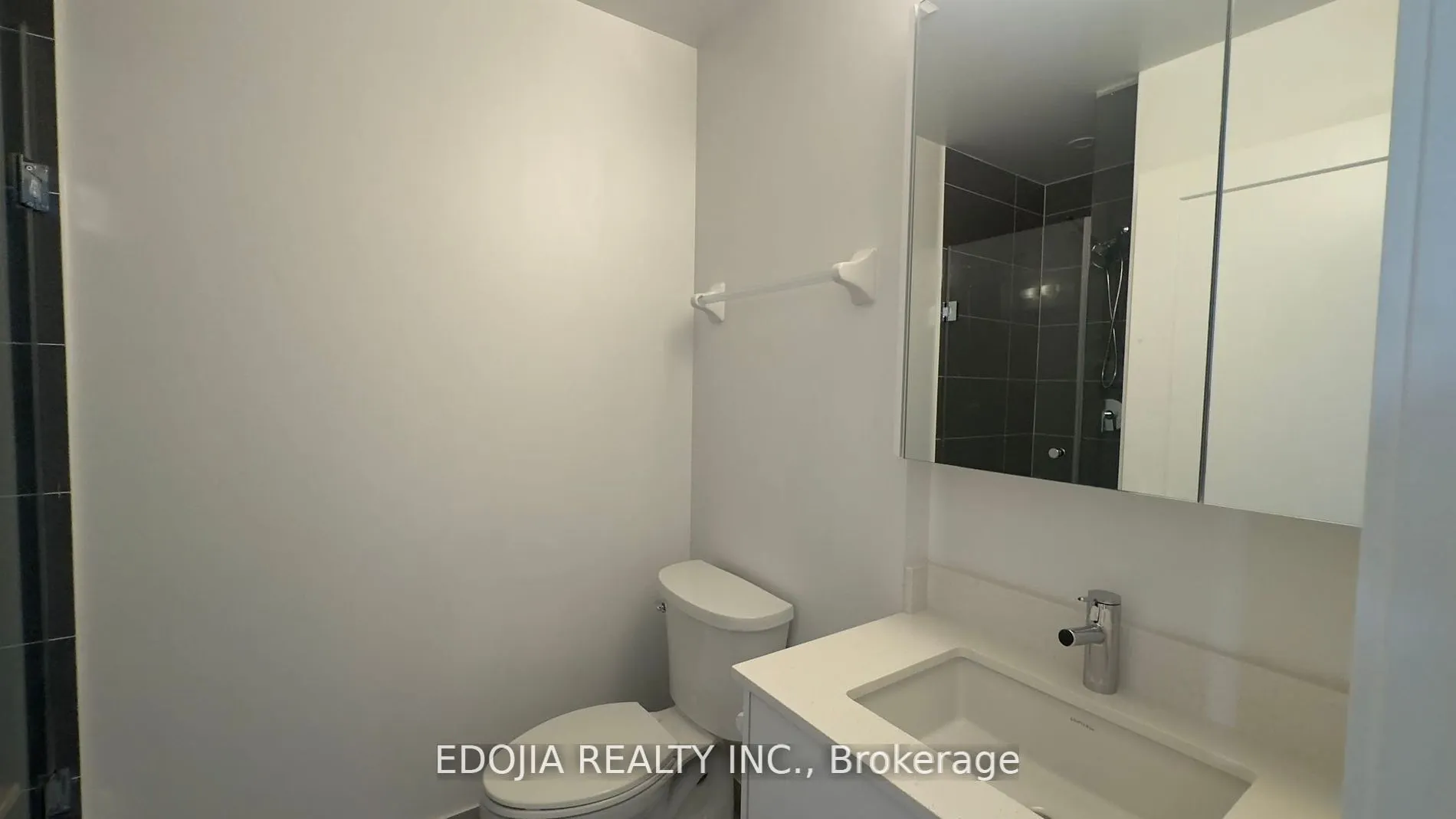 105 Oneida Crescent, #204