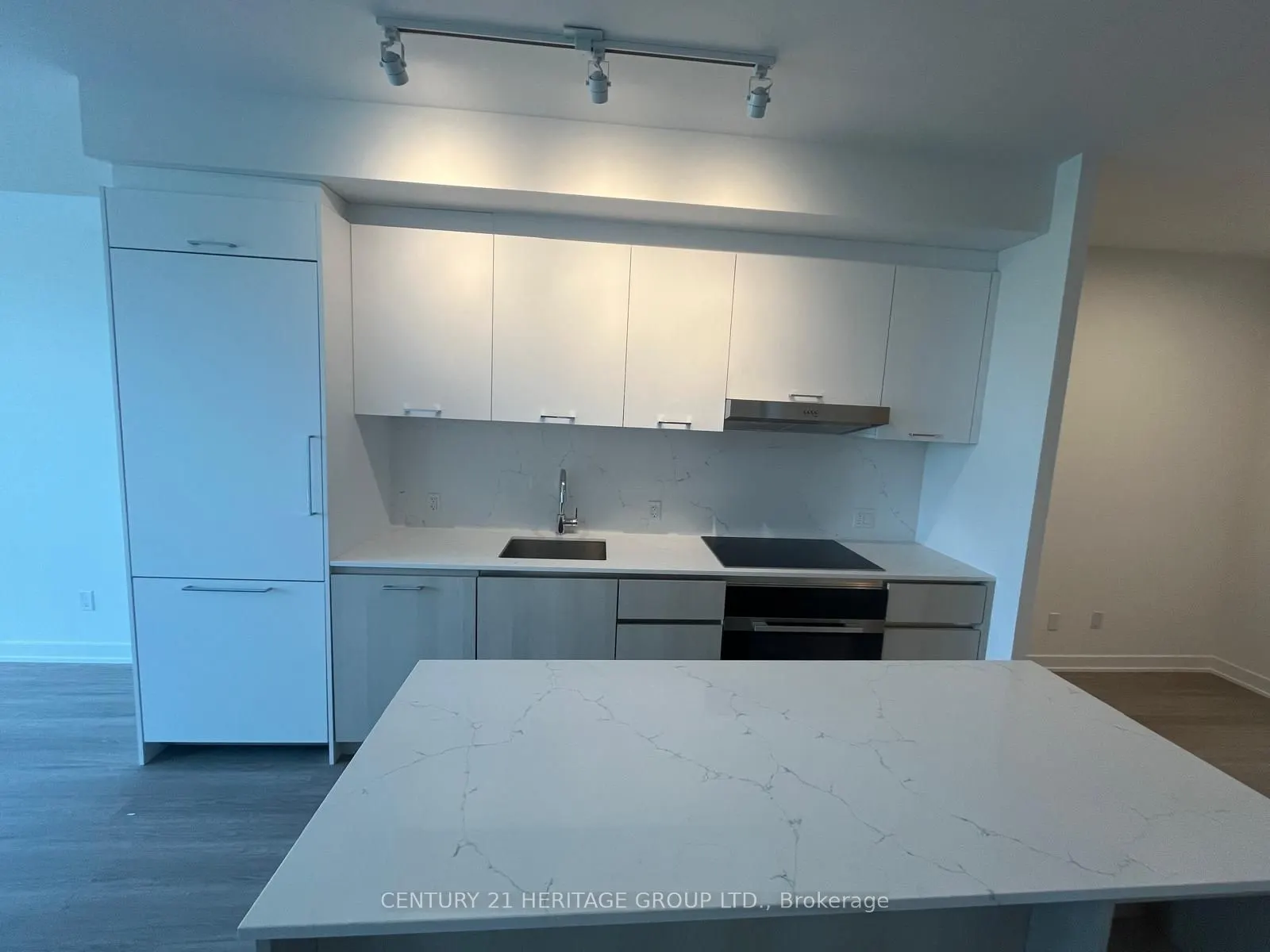 8188 Yonge Street, #806