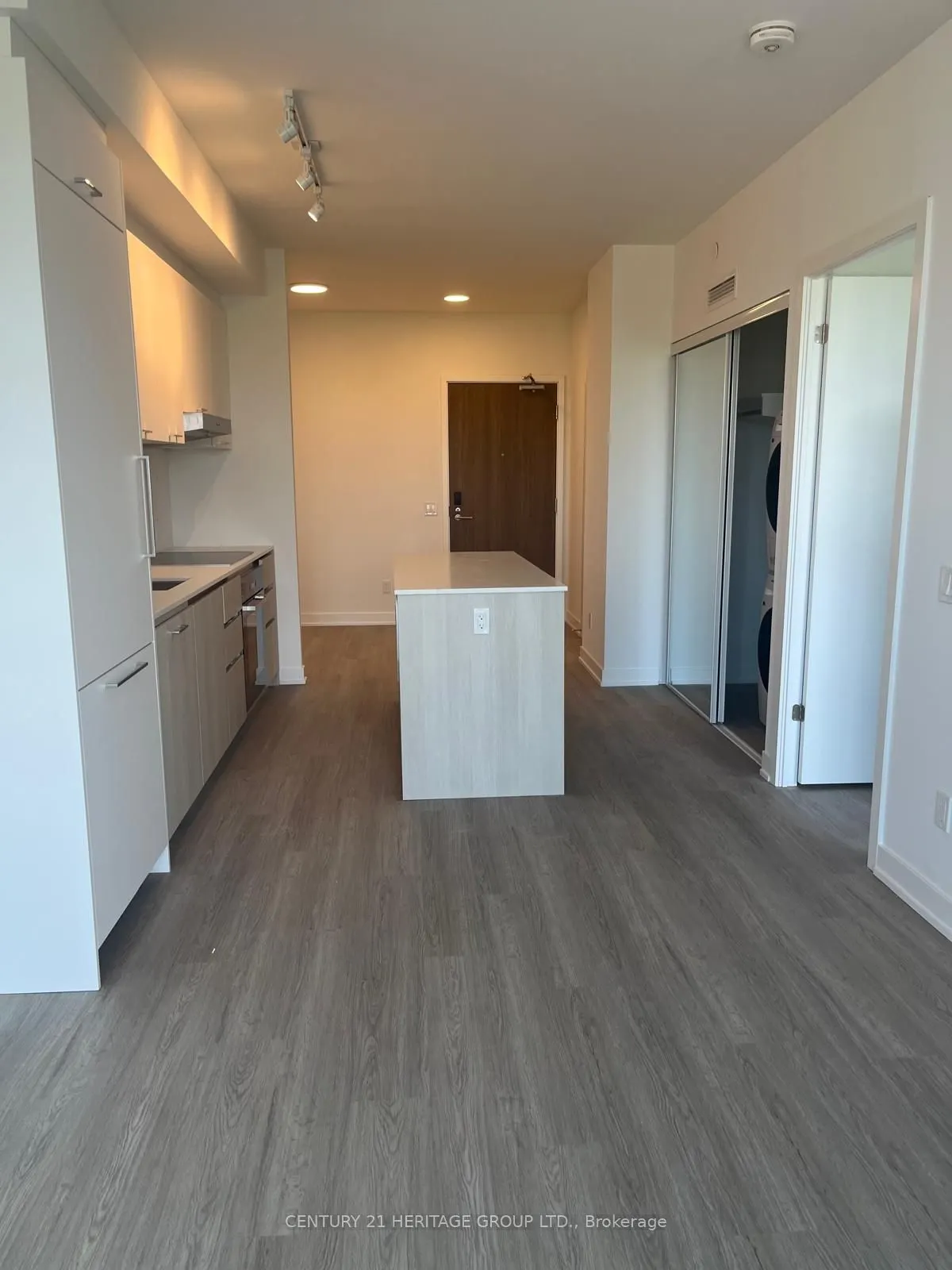 8188 Yonge Street, #806