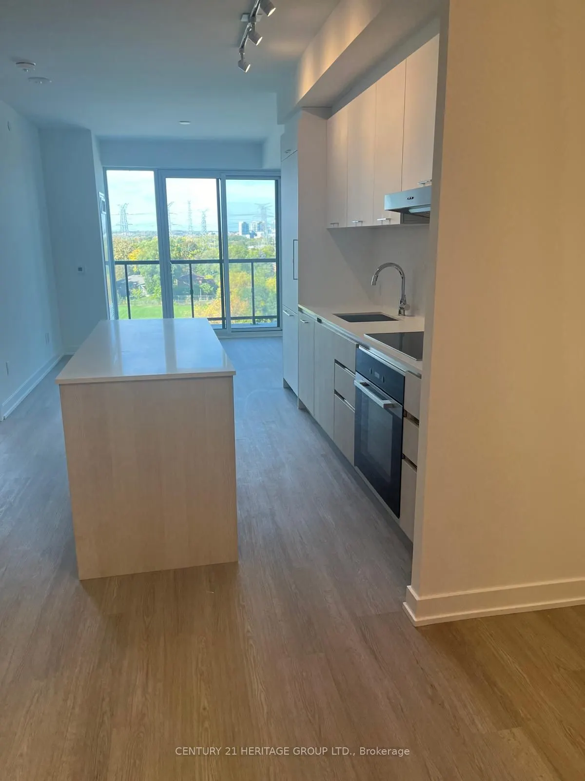 8188 Yonge Street, #806