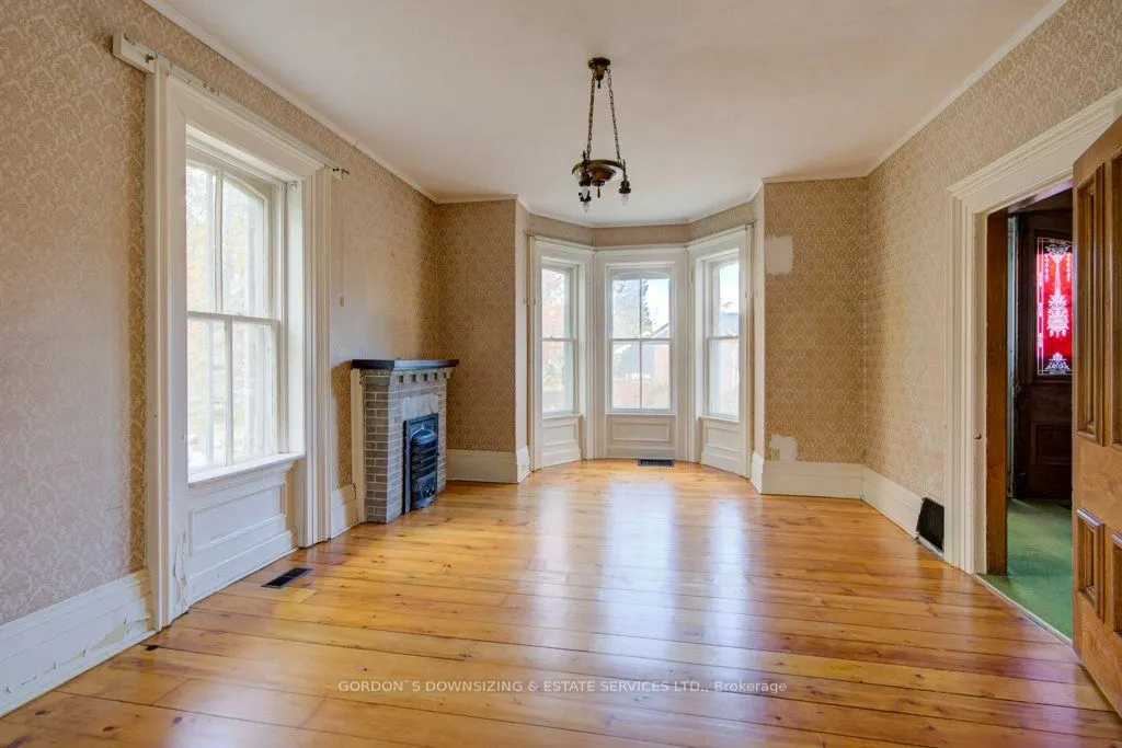 48 Ann Street N