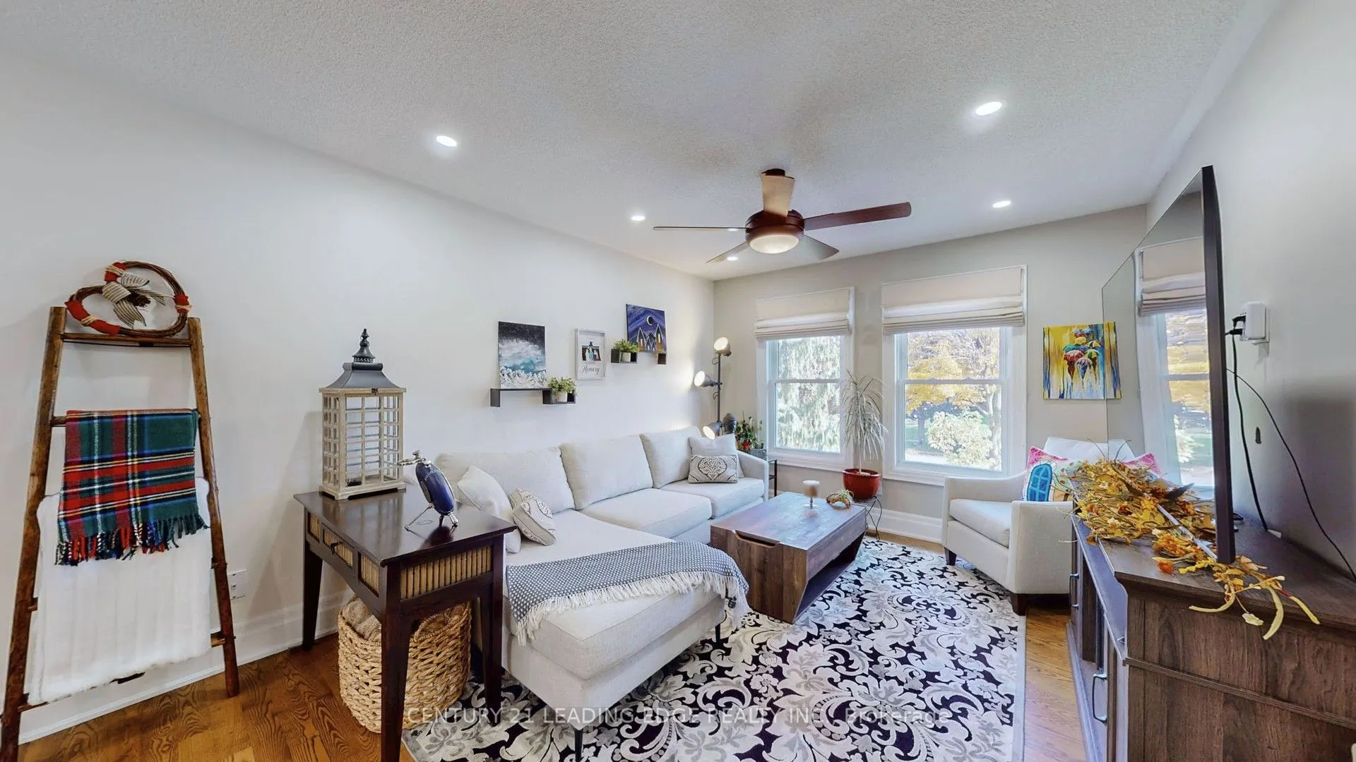 28 Stonehill Boulevard