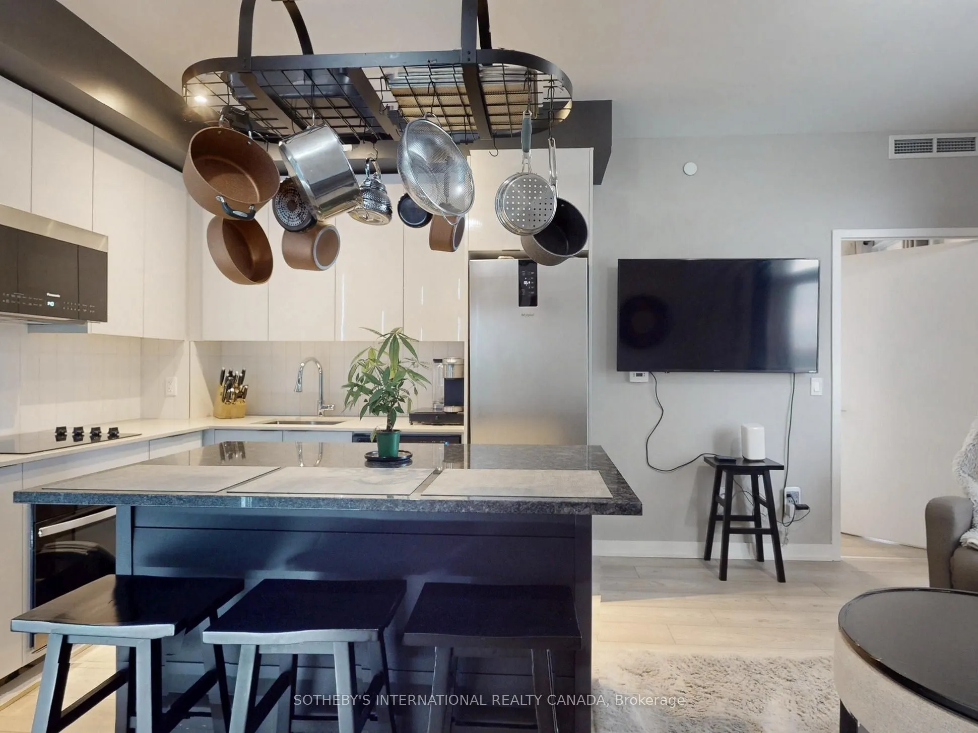 10 Abeja Street, #1313