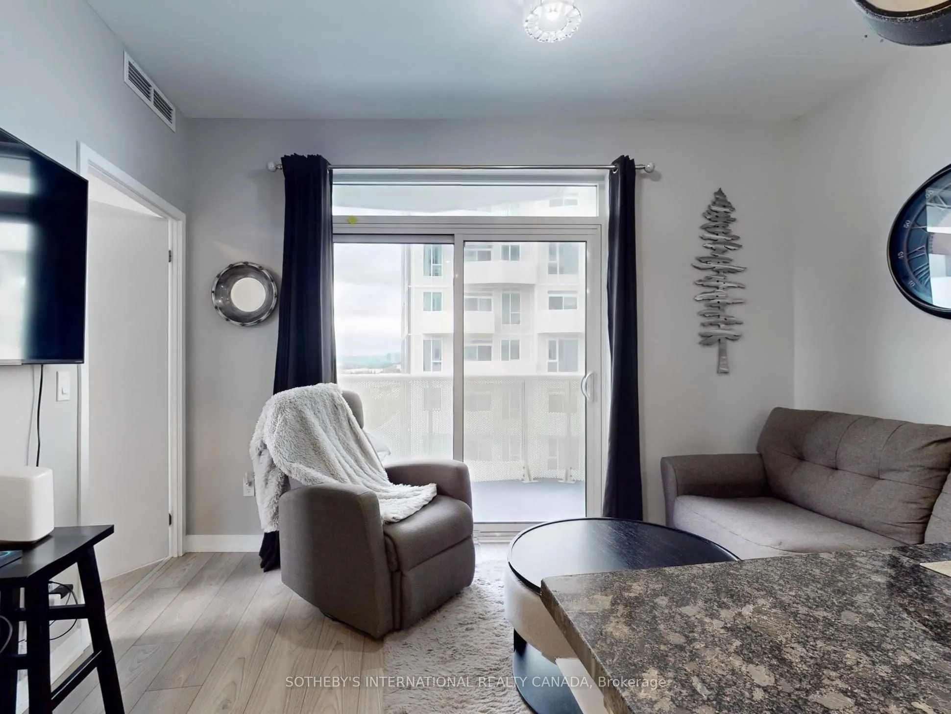10 Abeja Street, #1313
