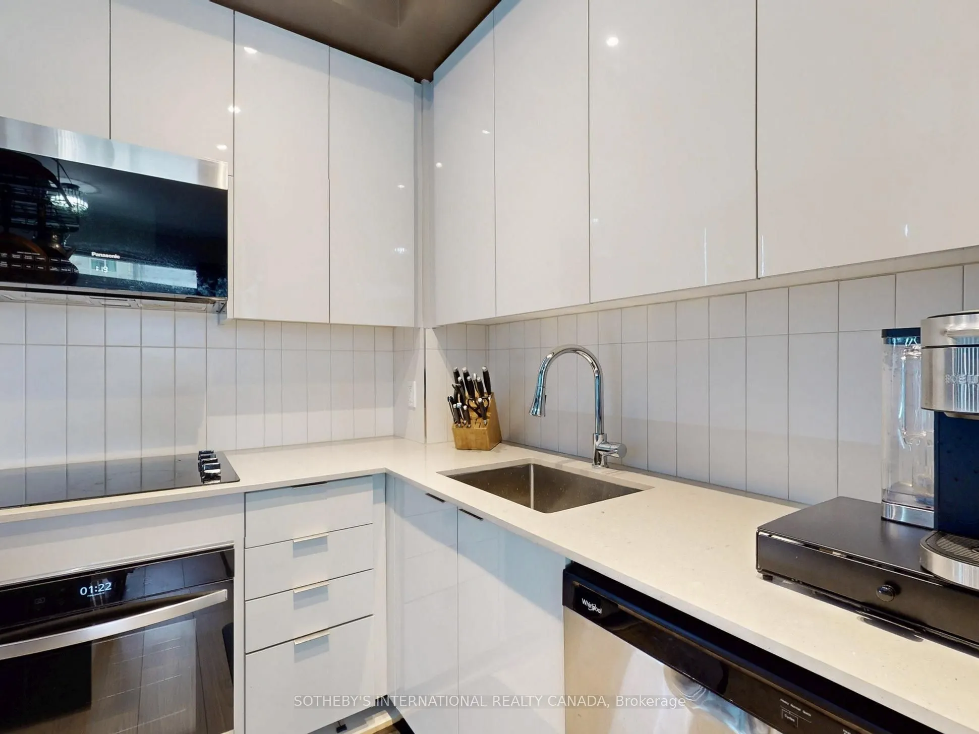 10 Abeja Street, #1313