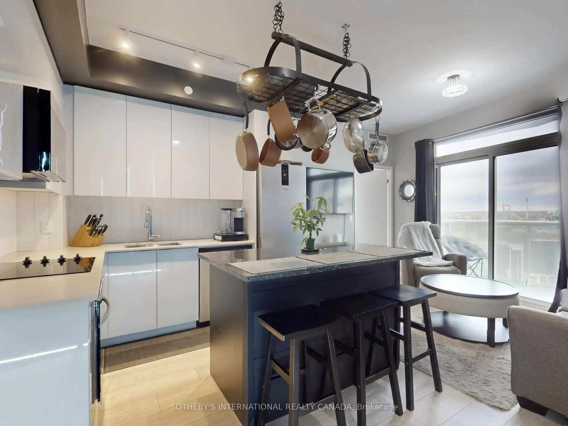 10 Abeja Street, #1313
