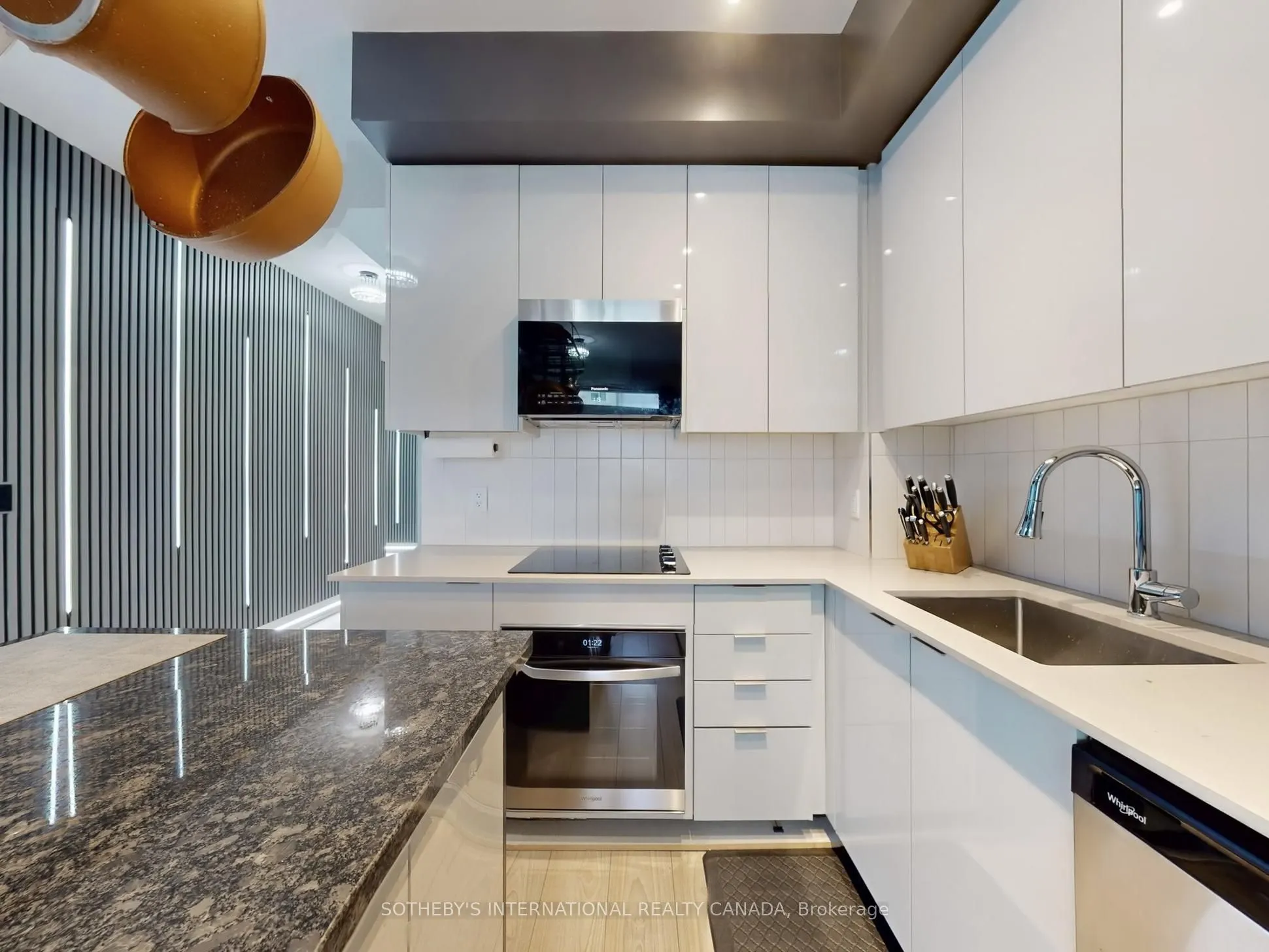 10 Abeja Street, #1313
