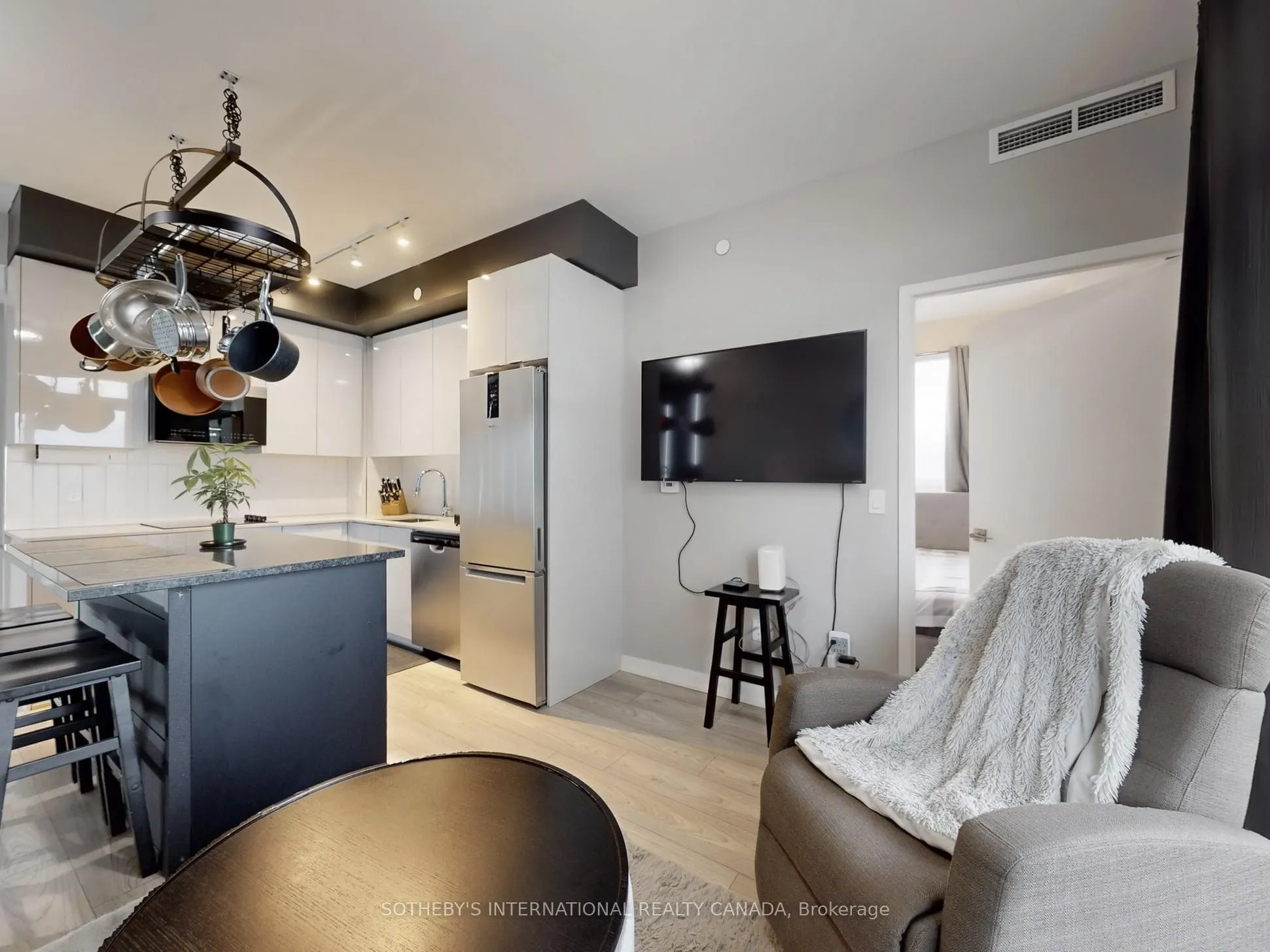10 Abeja Street, #1313