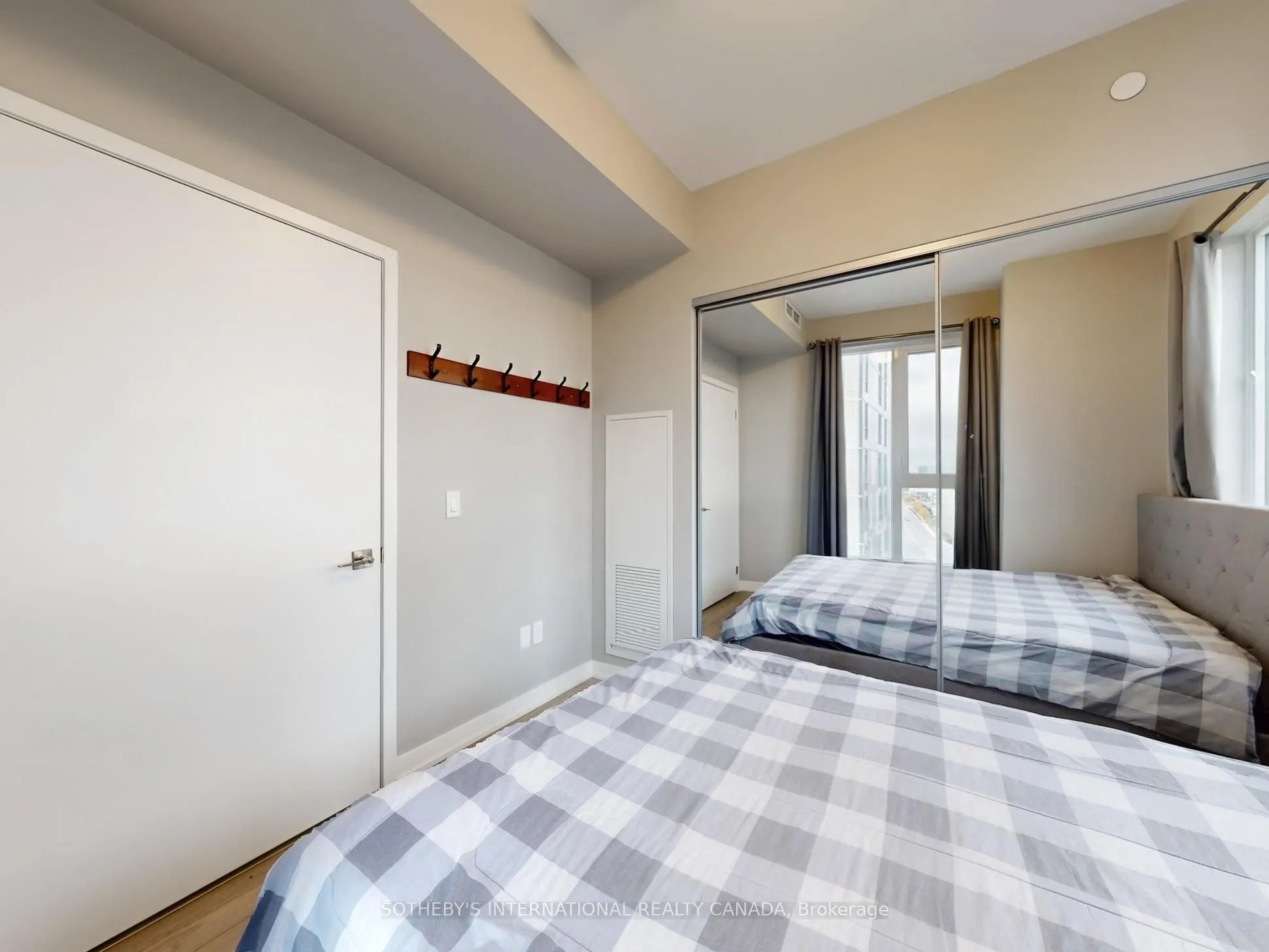 10 Abeja Street, #1313