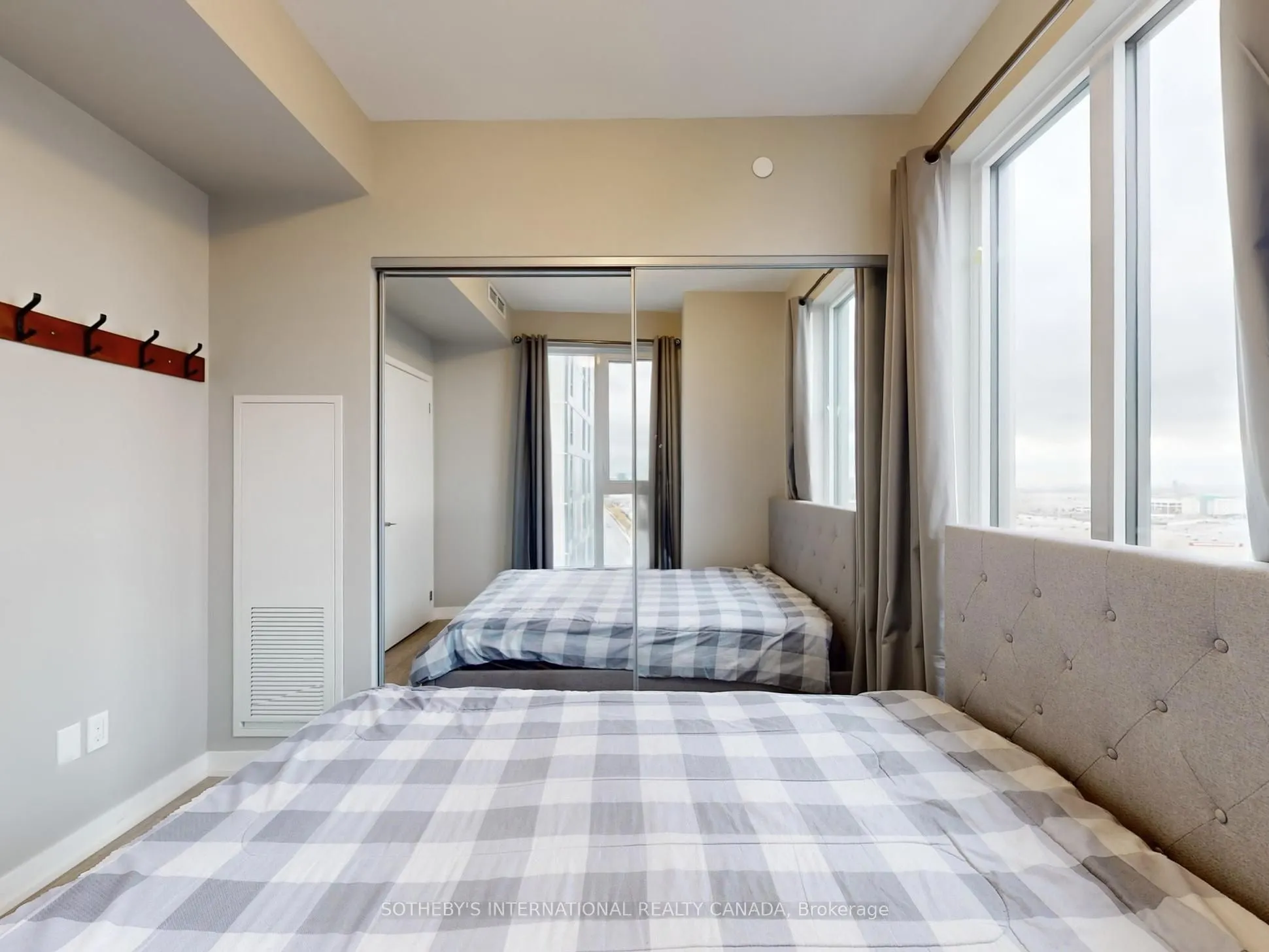 10 Abeja Street, #1313