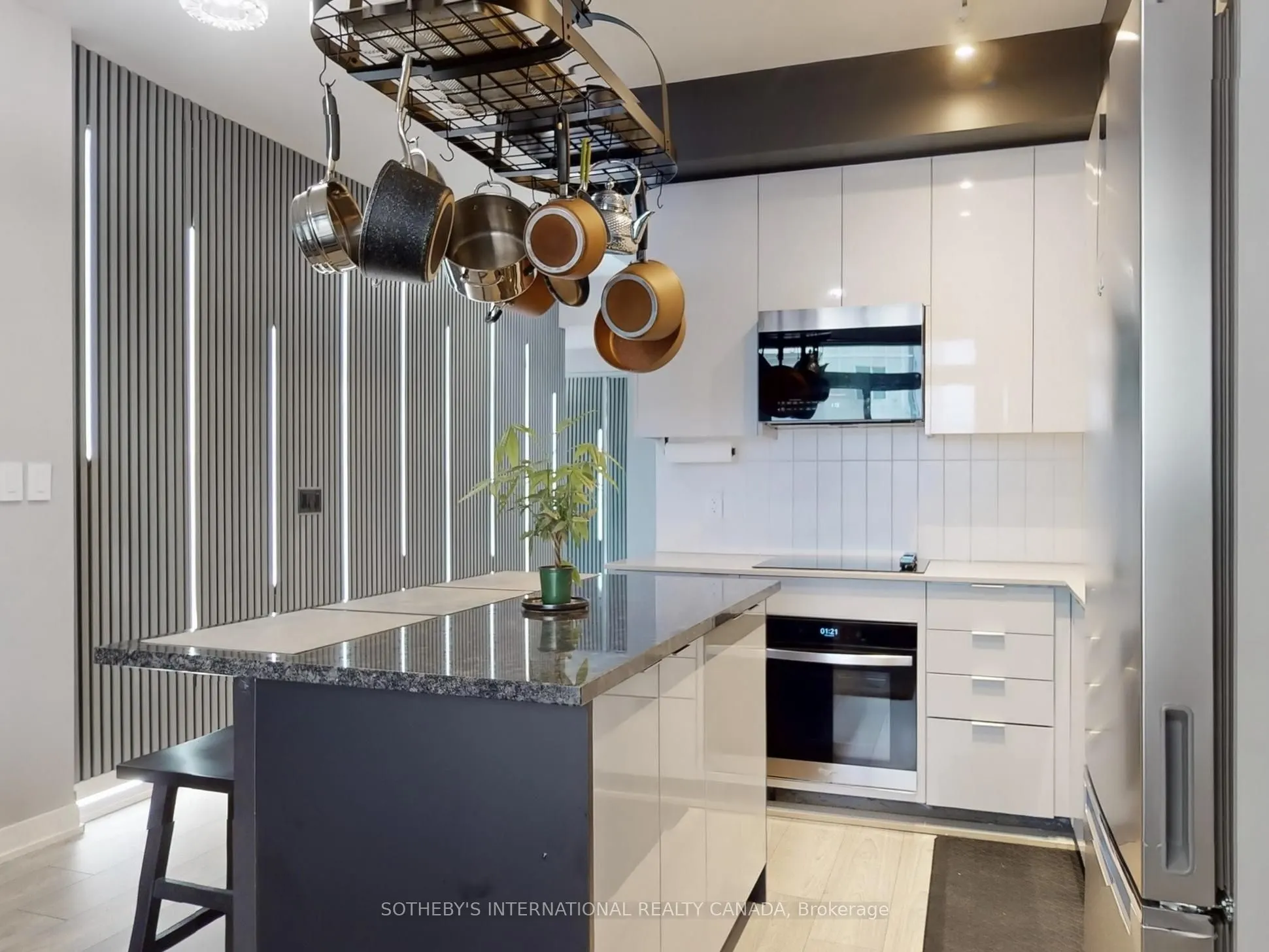 10 Abeja Street, #1313