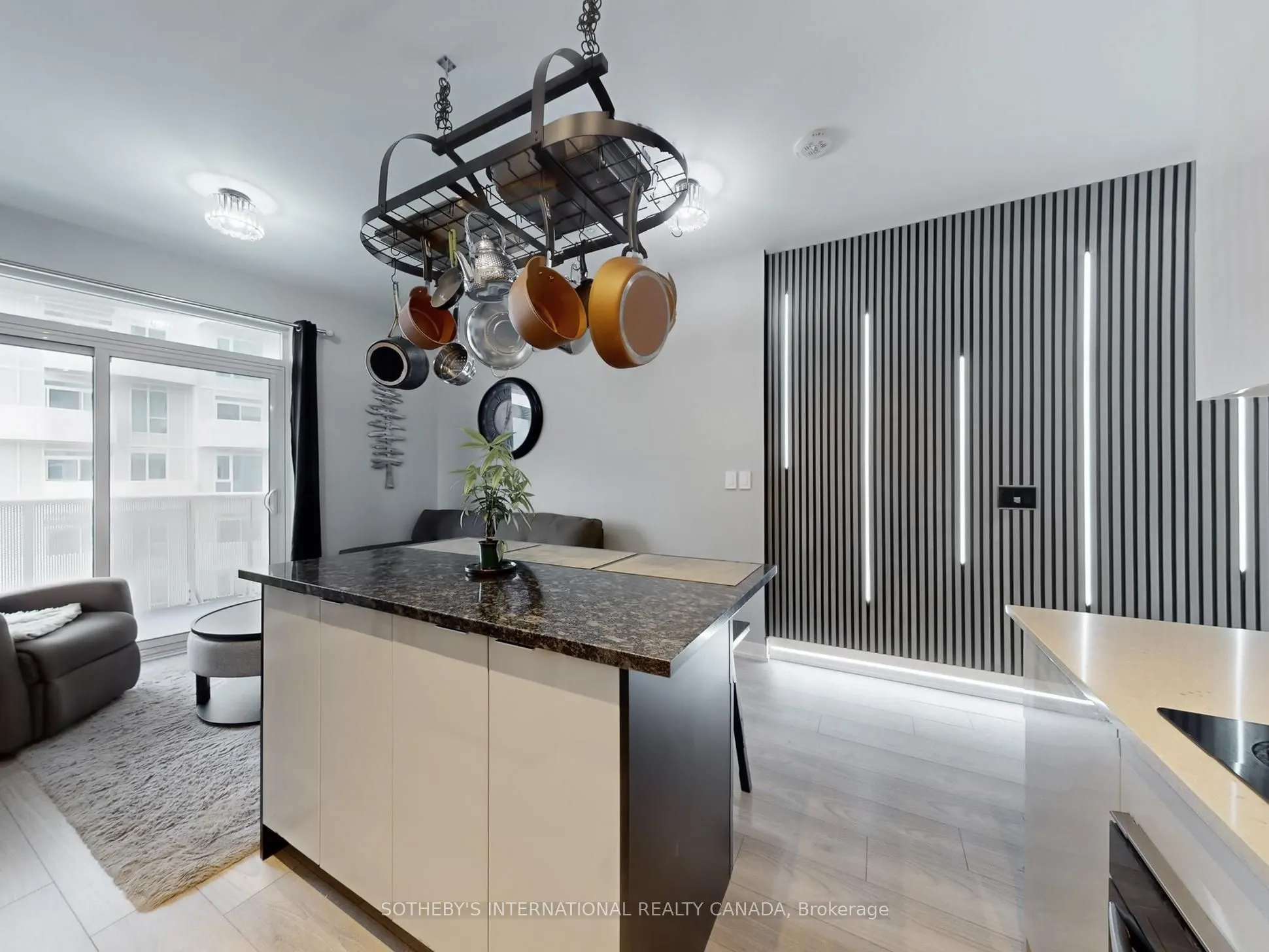 10 Abeja Street, #1313