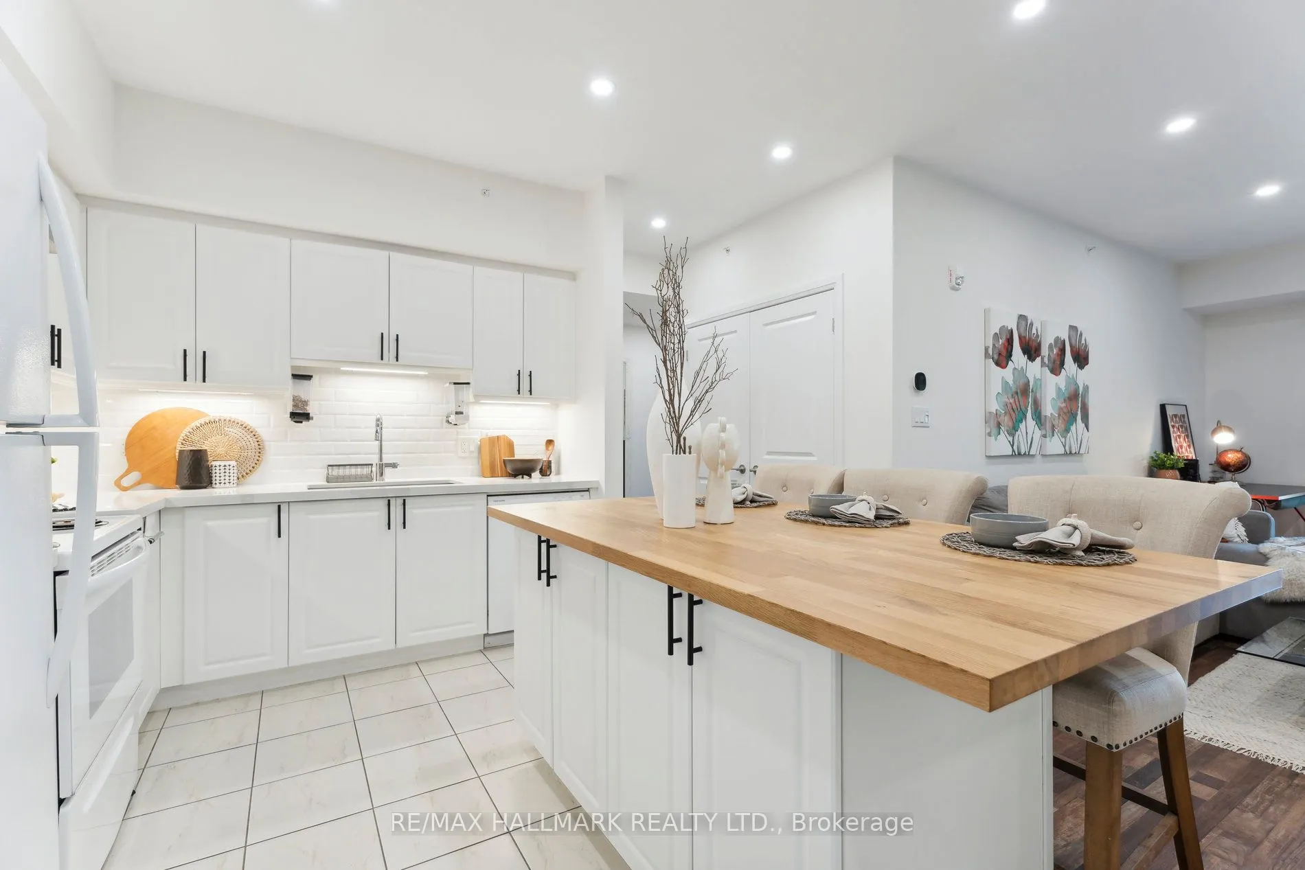 157 Wellington Street E, #304