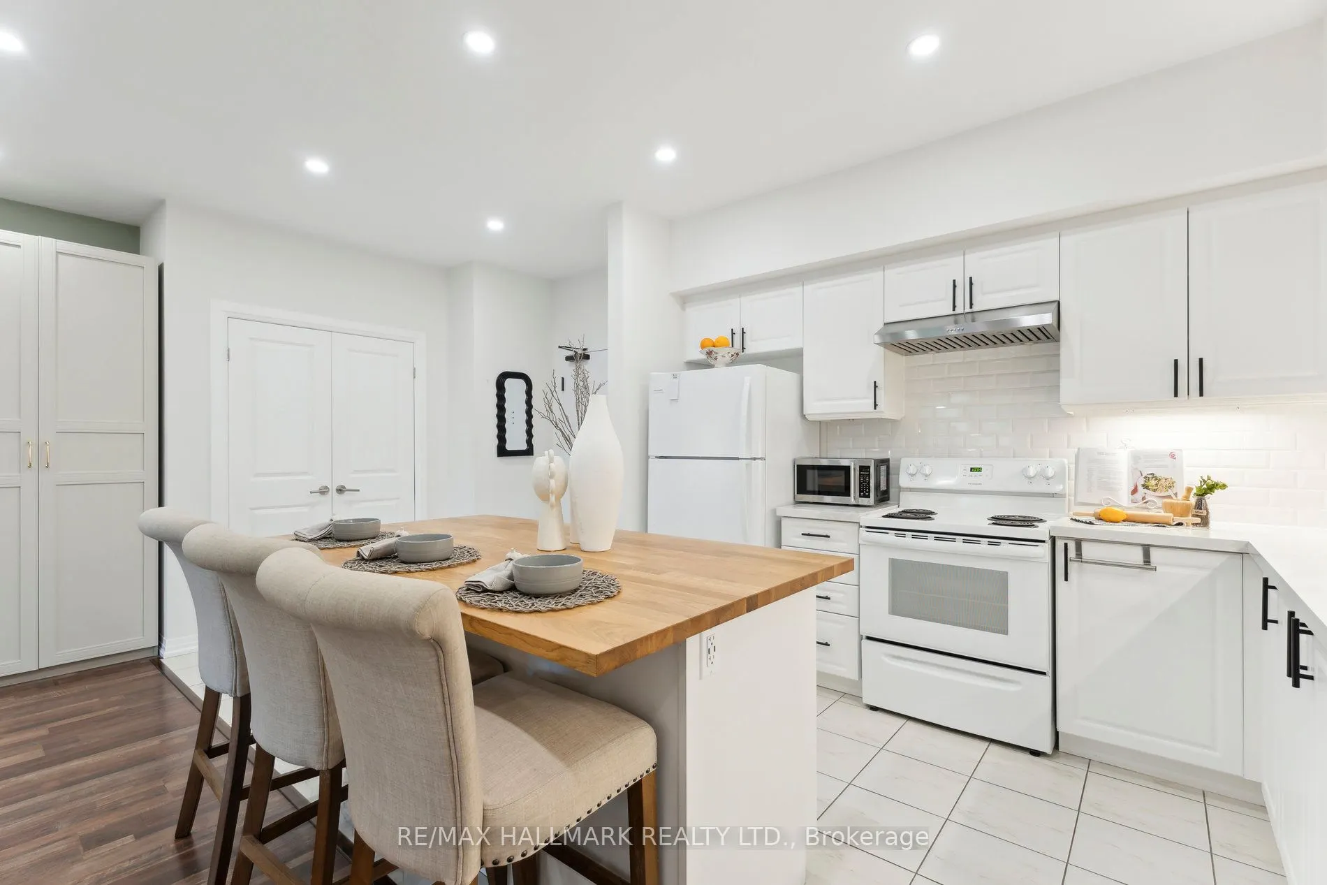157 Wellington Street E, #304
