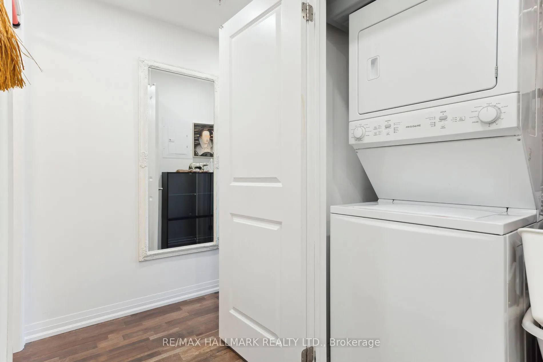 157 Wellington Street E, #304