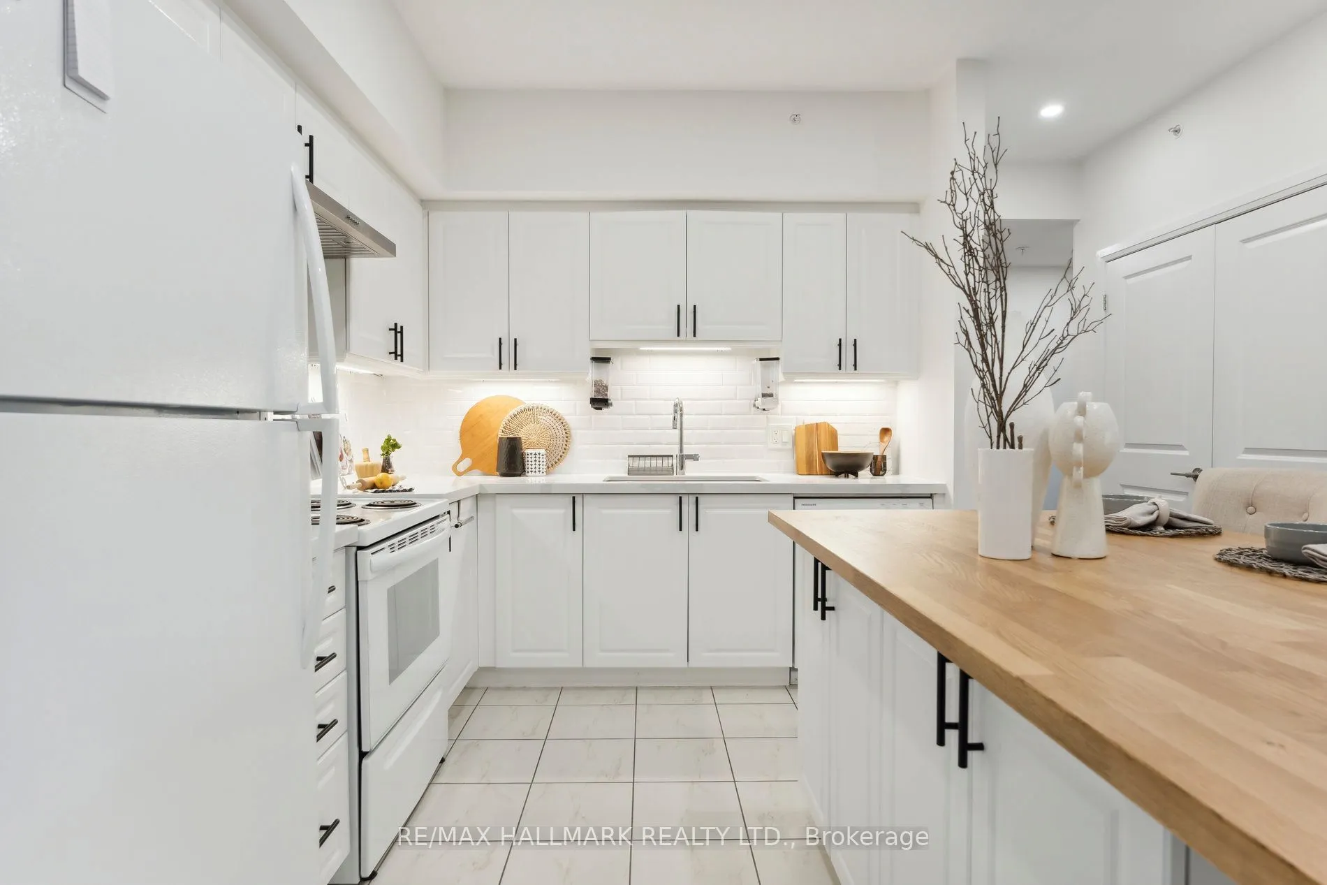 157 Wellington Street E, #304