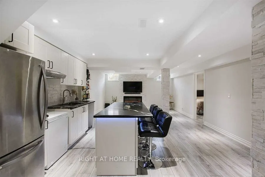 110 Thatcher Crescent
