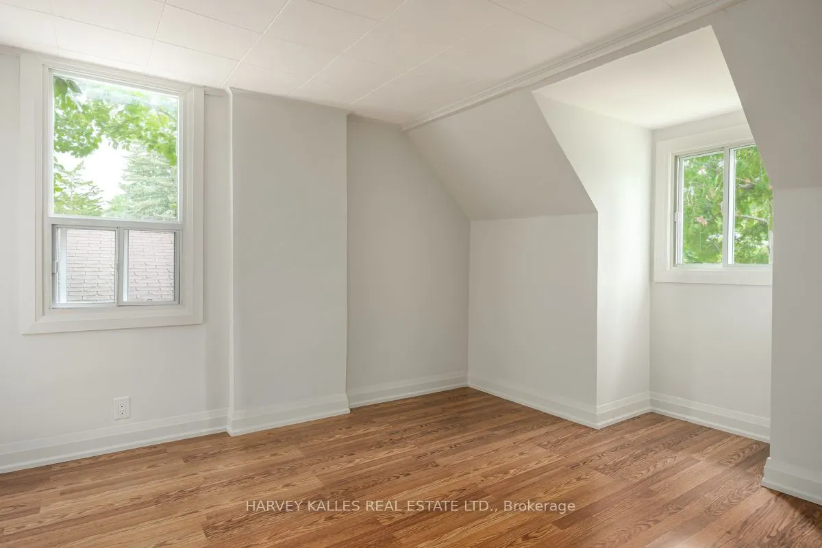 129 Major Mackenzie Drive E