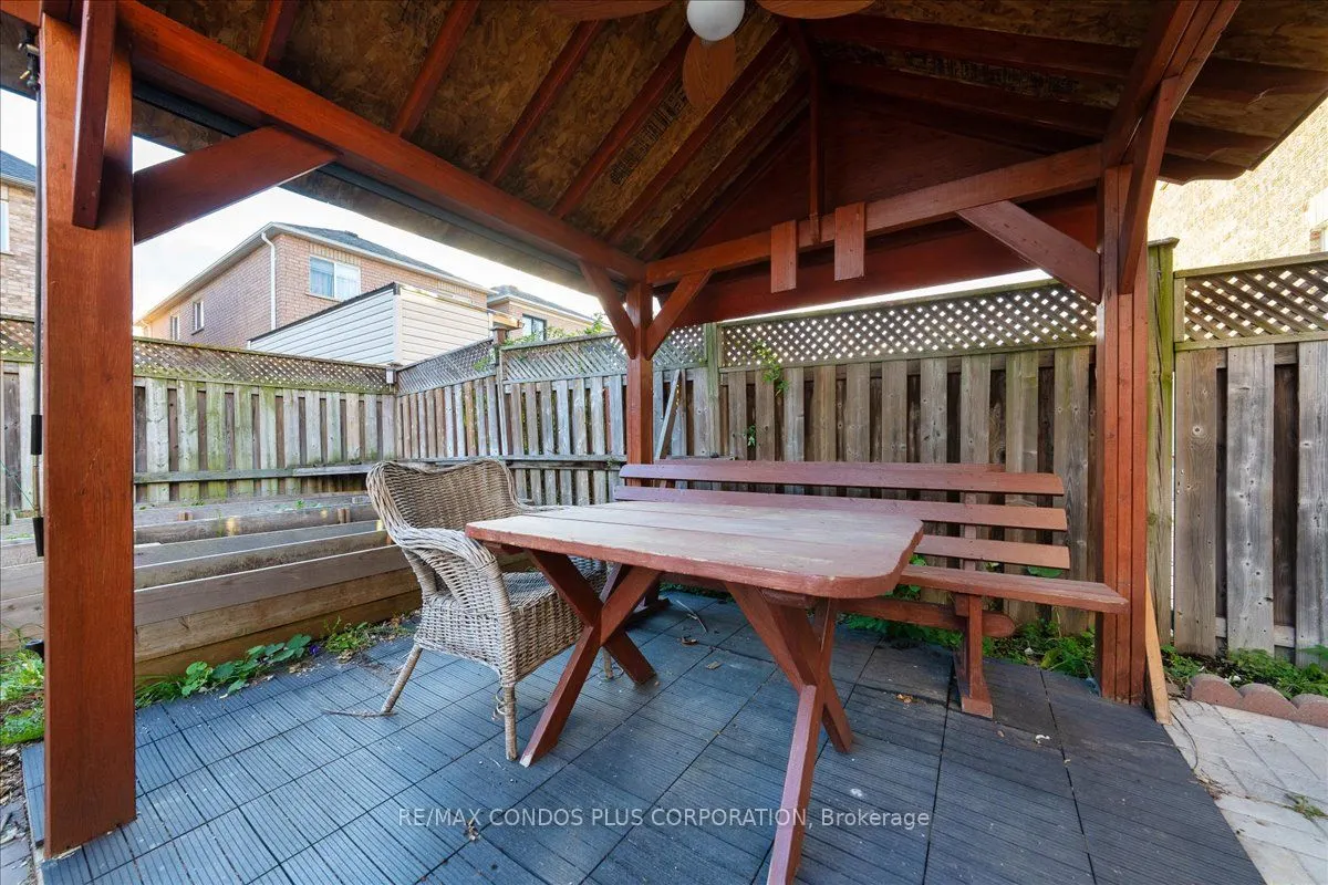 289 Deepsprings Crescent
