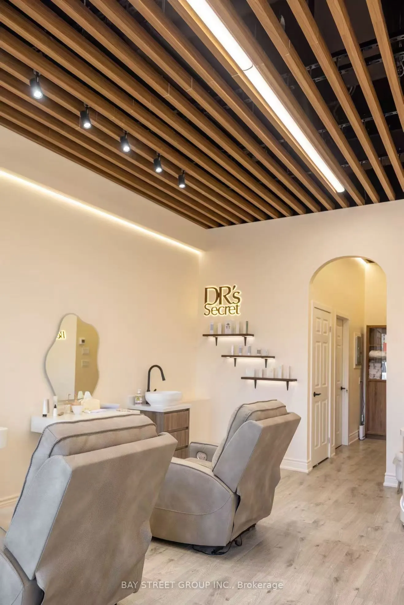 7181 Yonge Street, #6