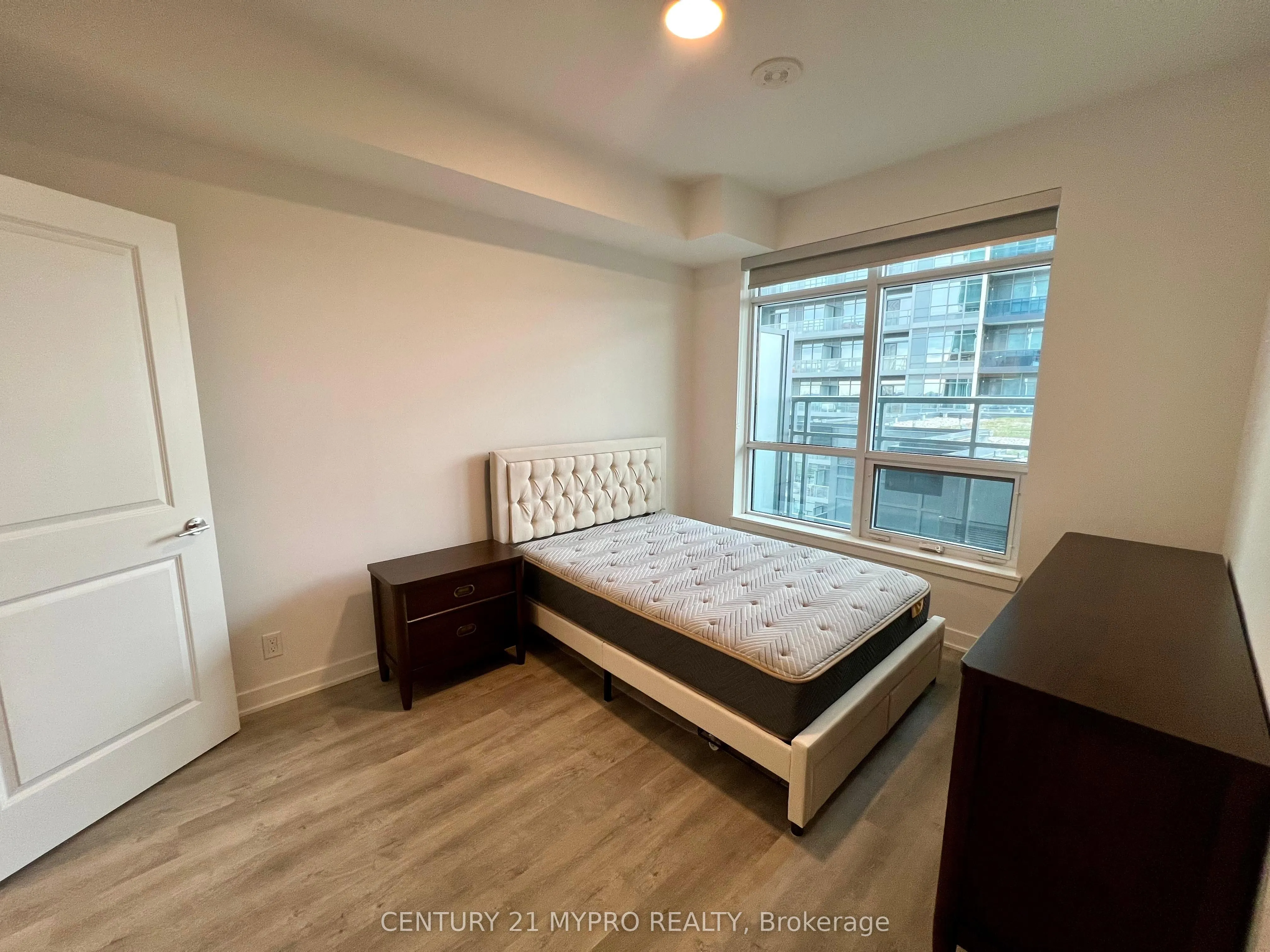 30 Upper Mall Way, #A809