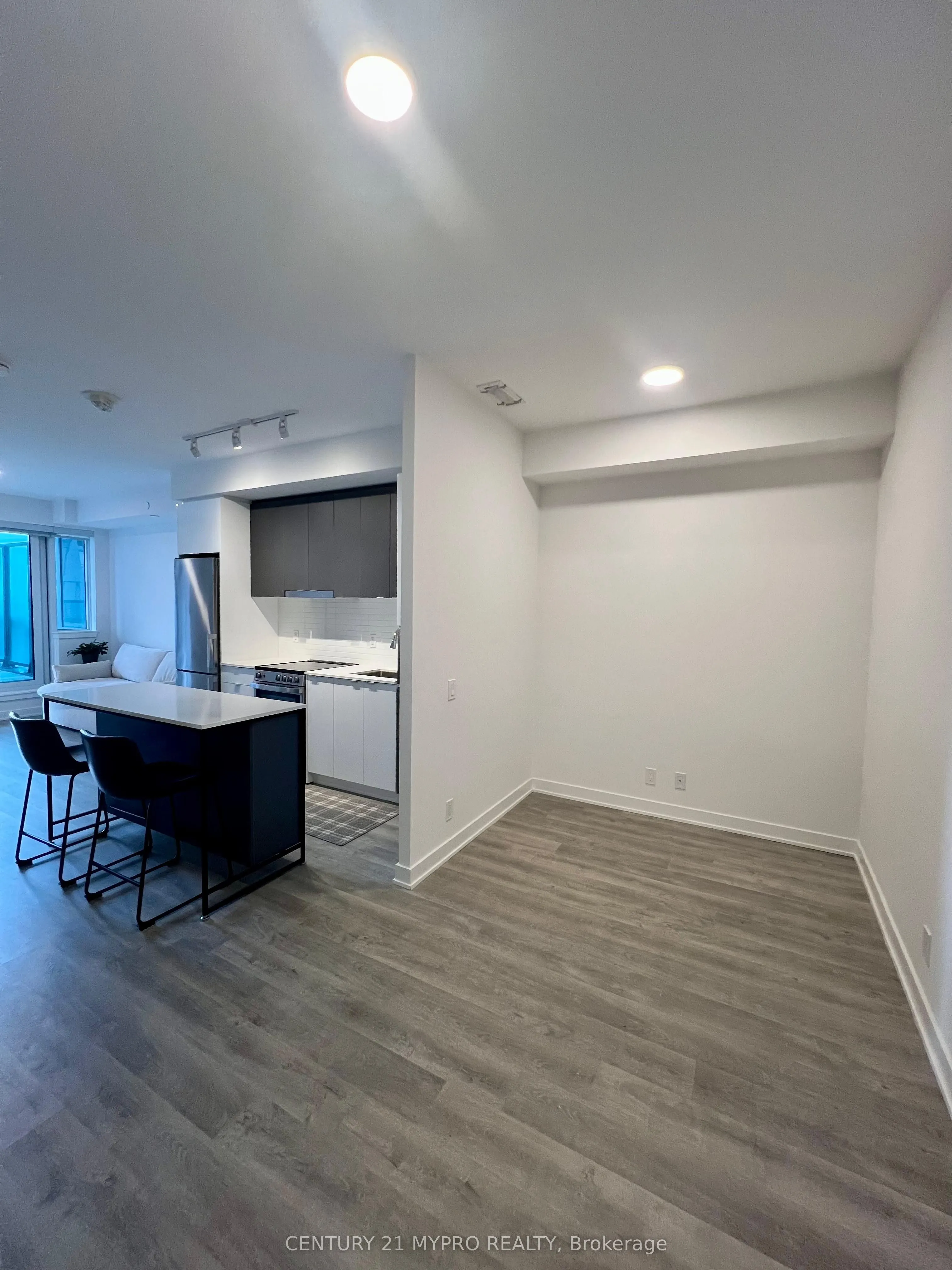 30 Upper Mall Way, #A809