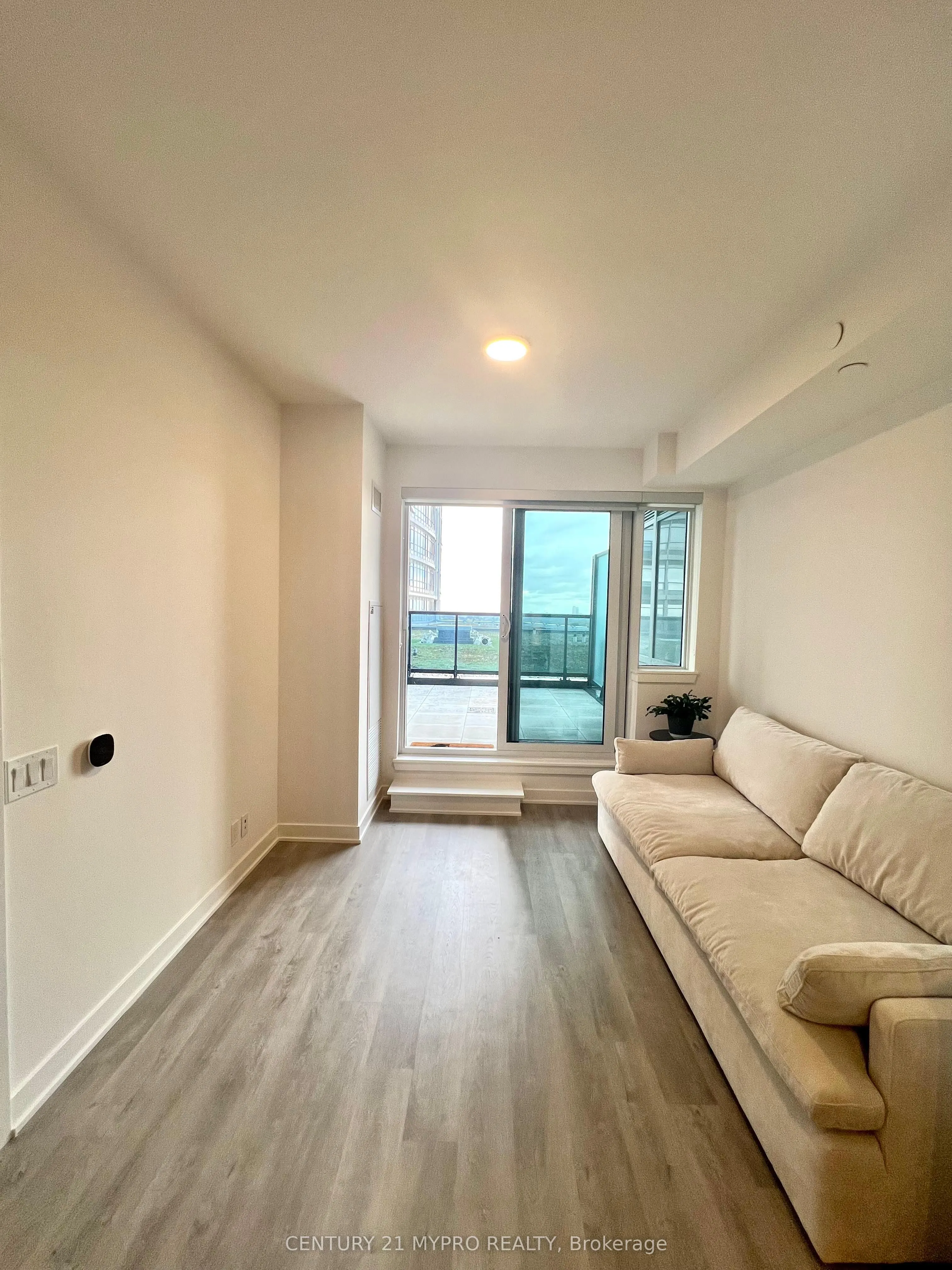 30 Upper Mall Way, #A809