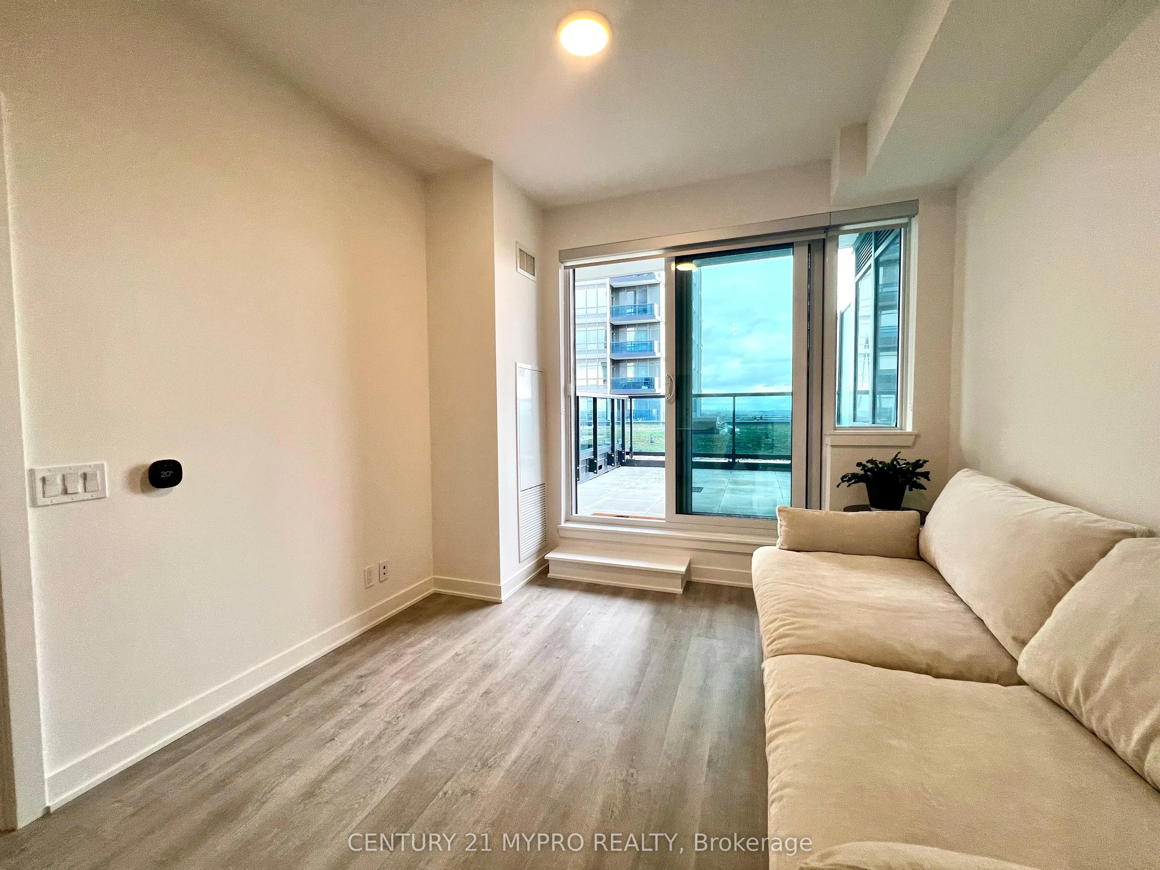 30 Upper Mall Way, #A809