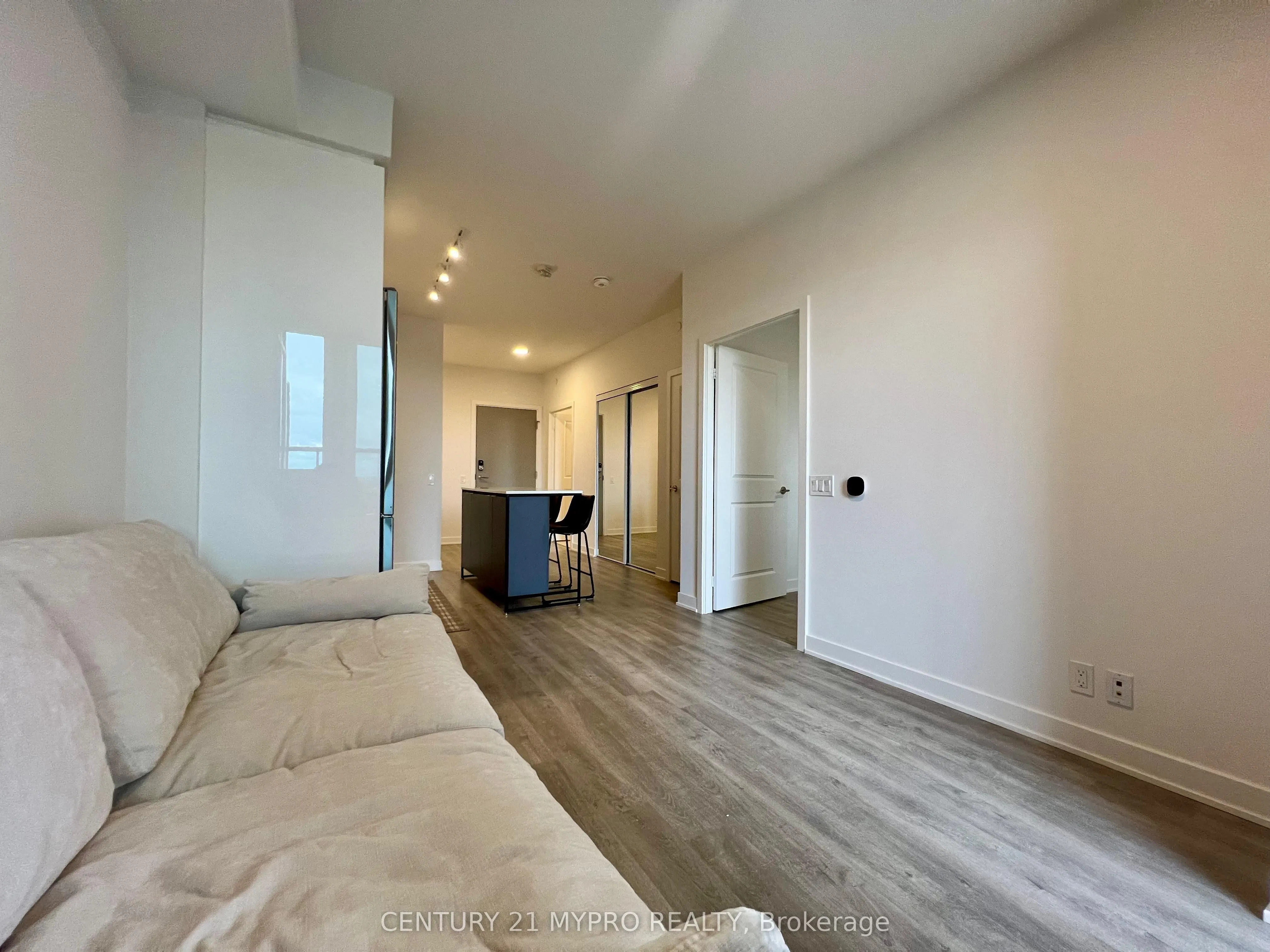 30 Upper Mall Way, #A809