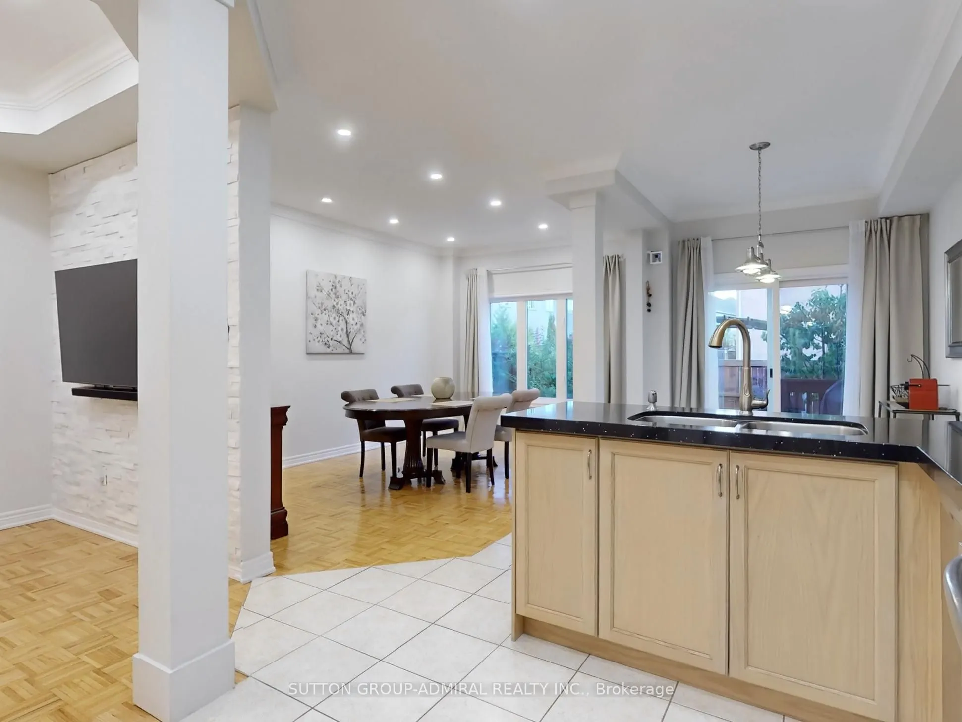 212 Lauderdale Drive