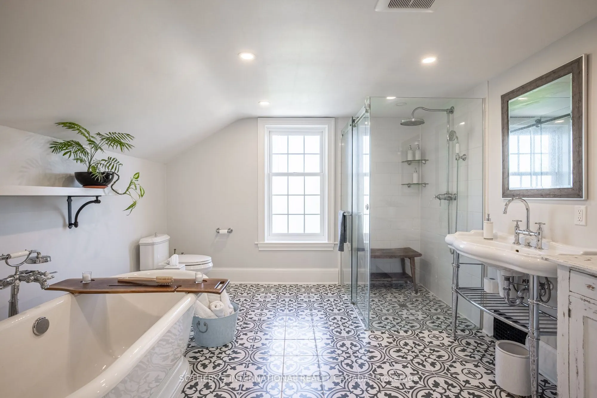 220 Old Yonge Street