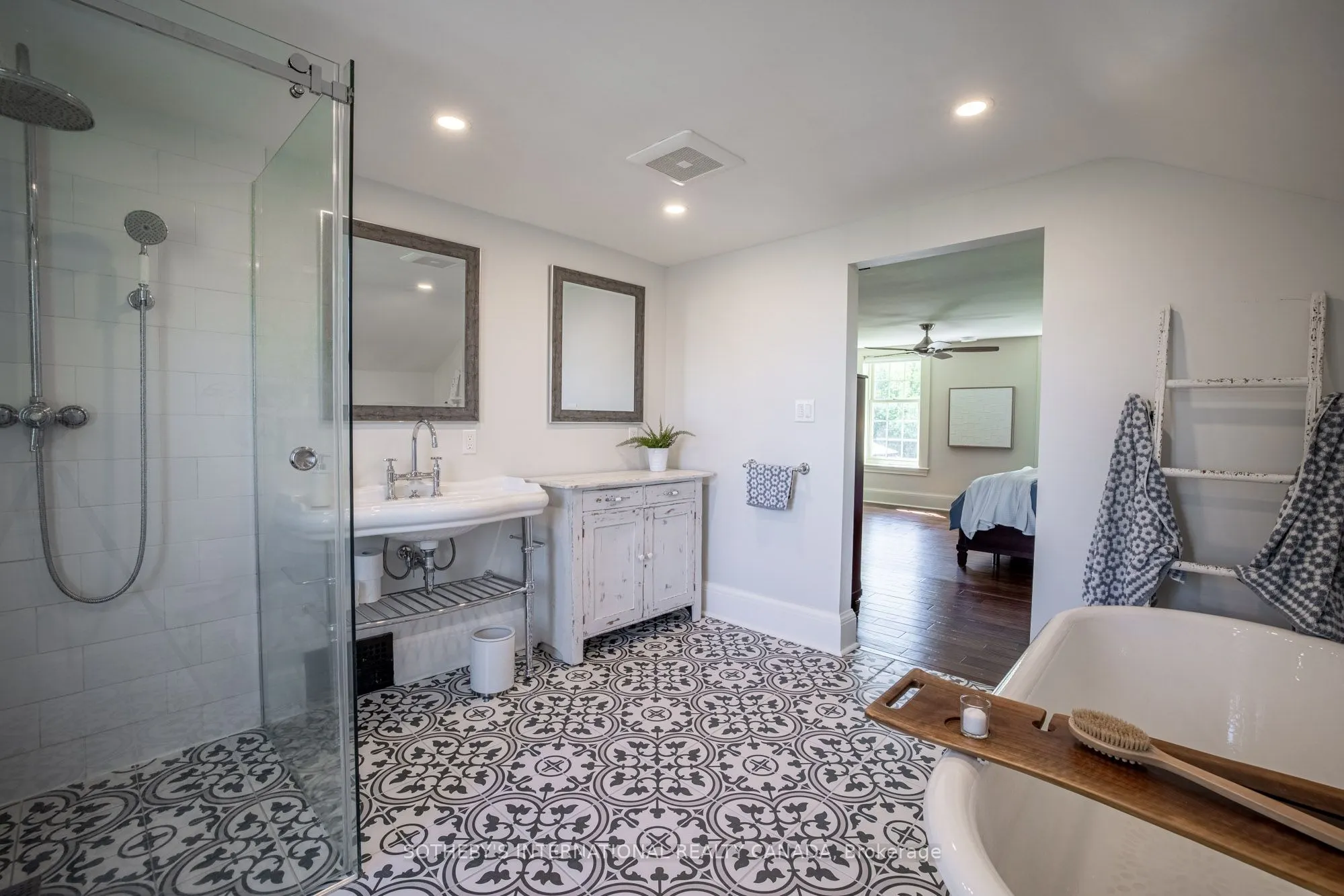 220 Old Yonge Street