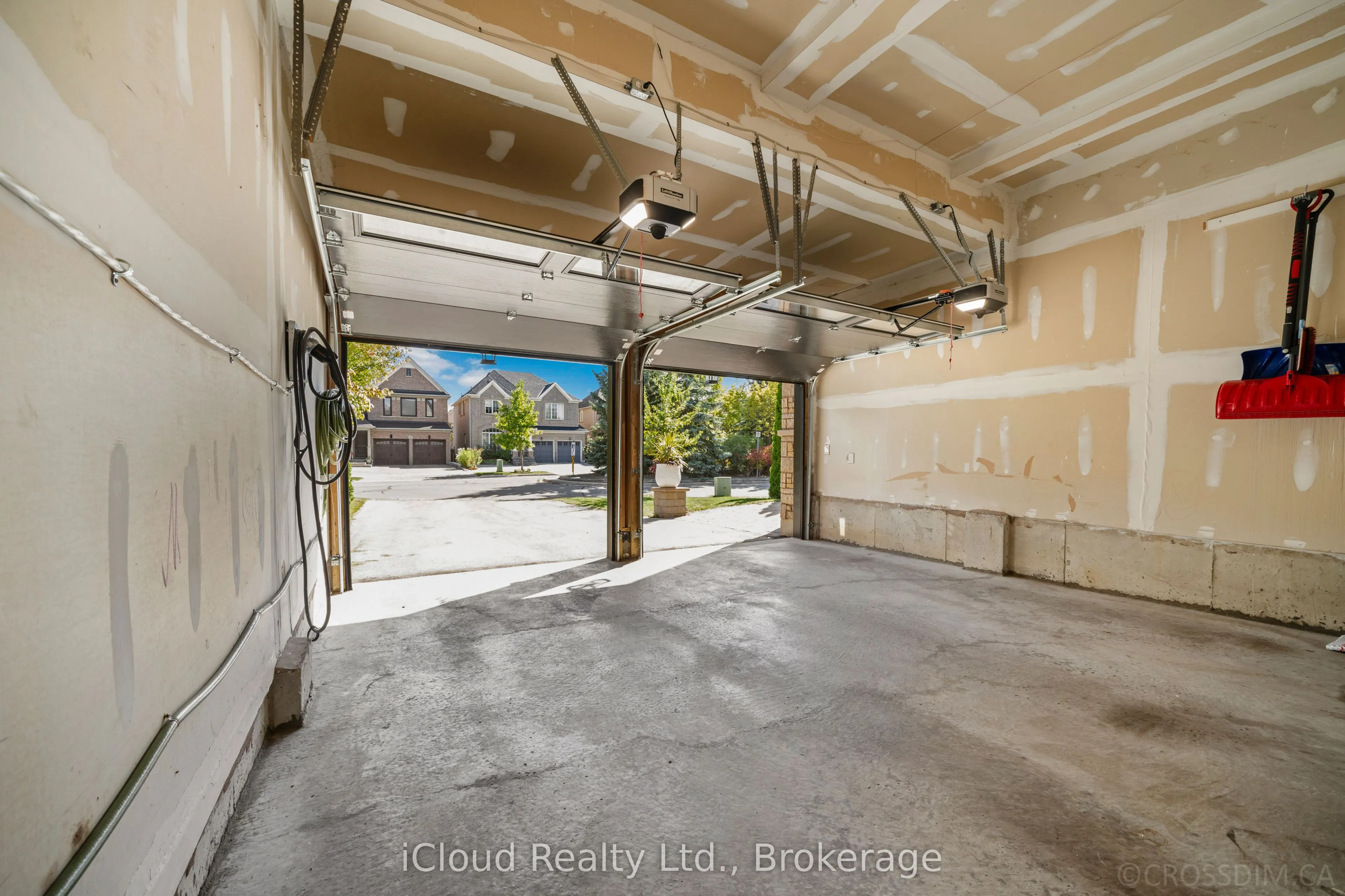 60 Tuscana Boulevard