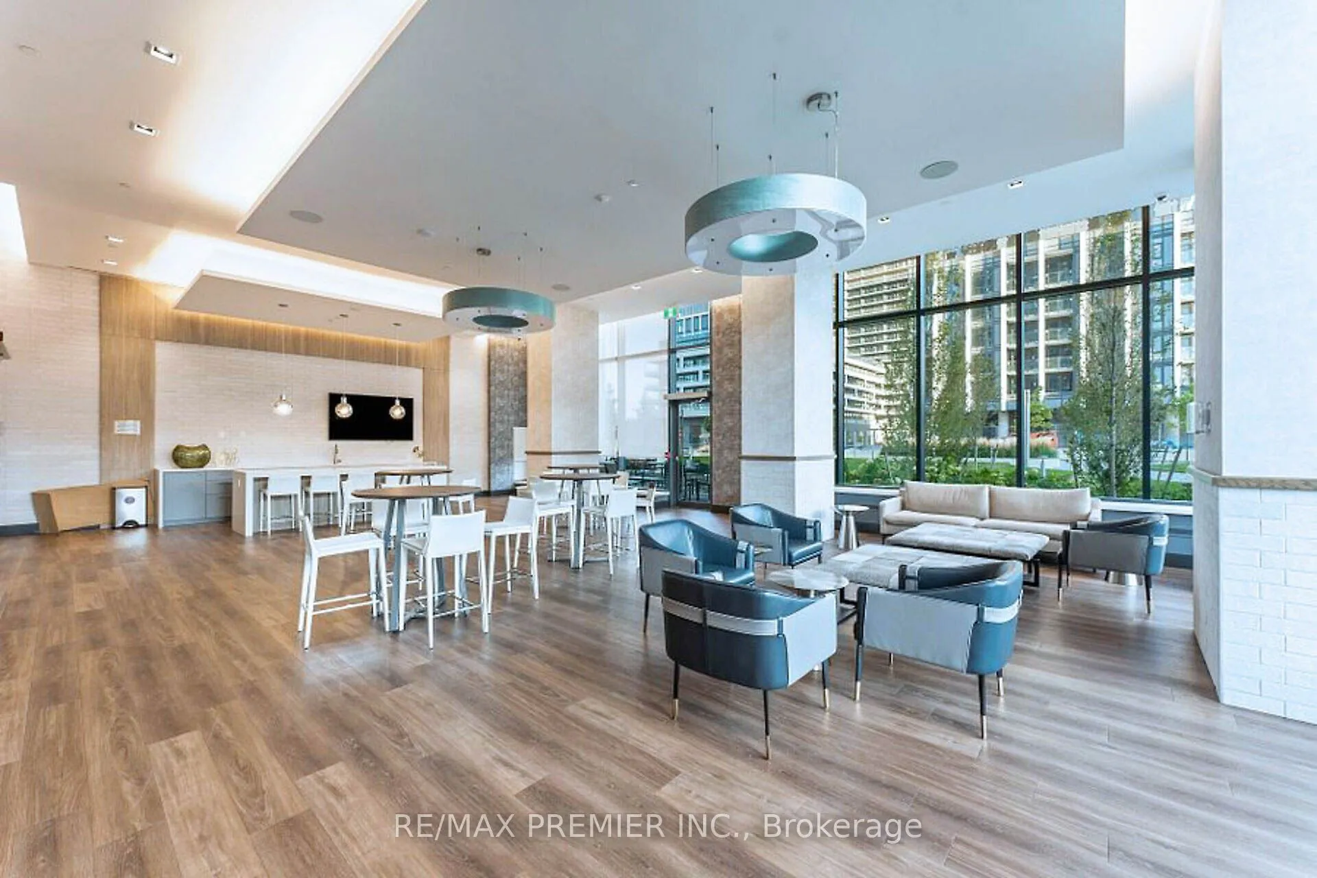 9000 Jane Street, #215