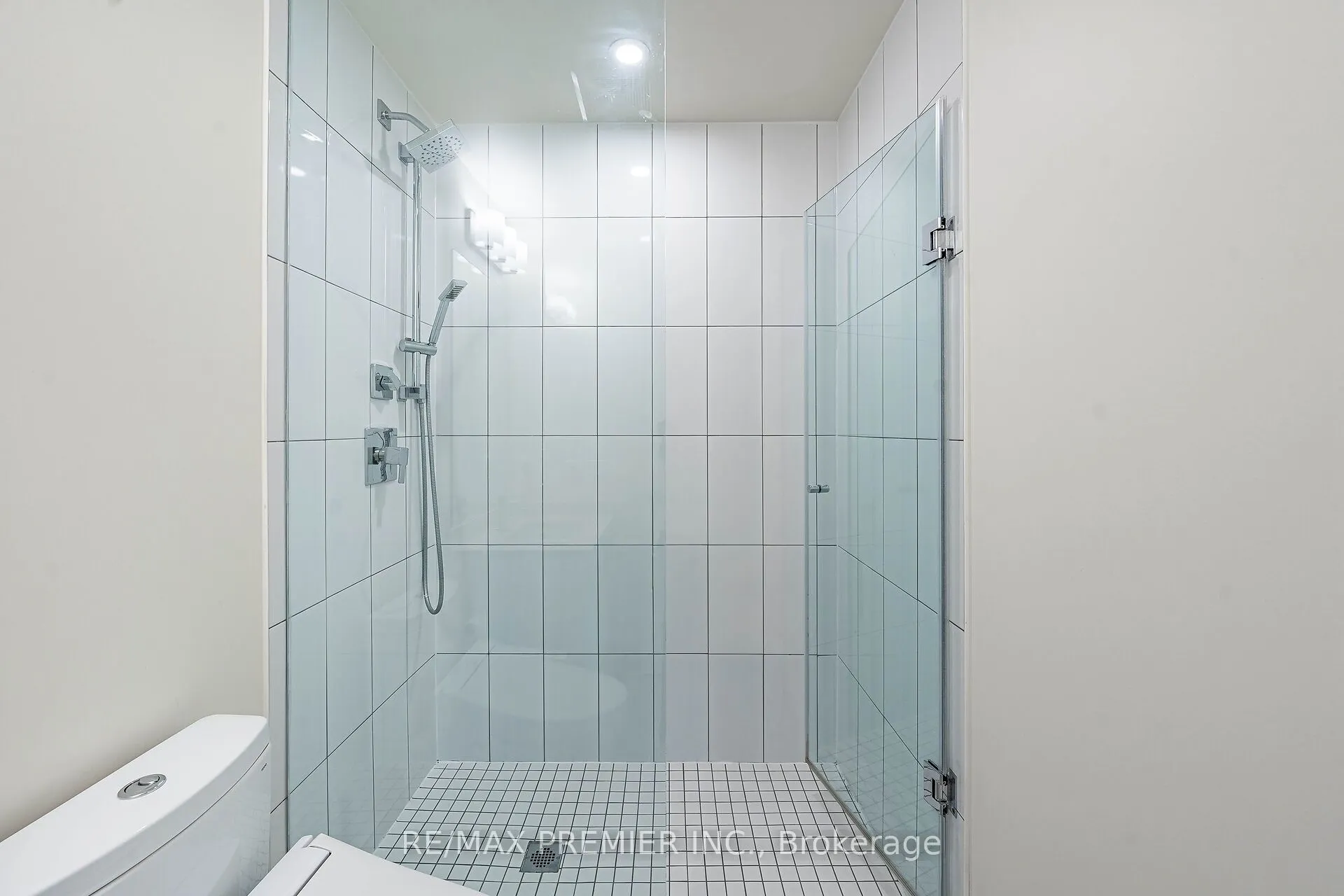 9000 Jane Street, #215