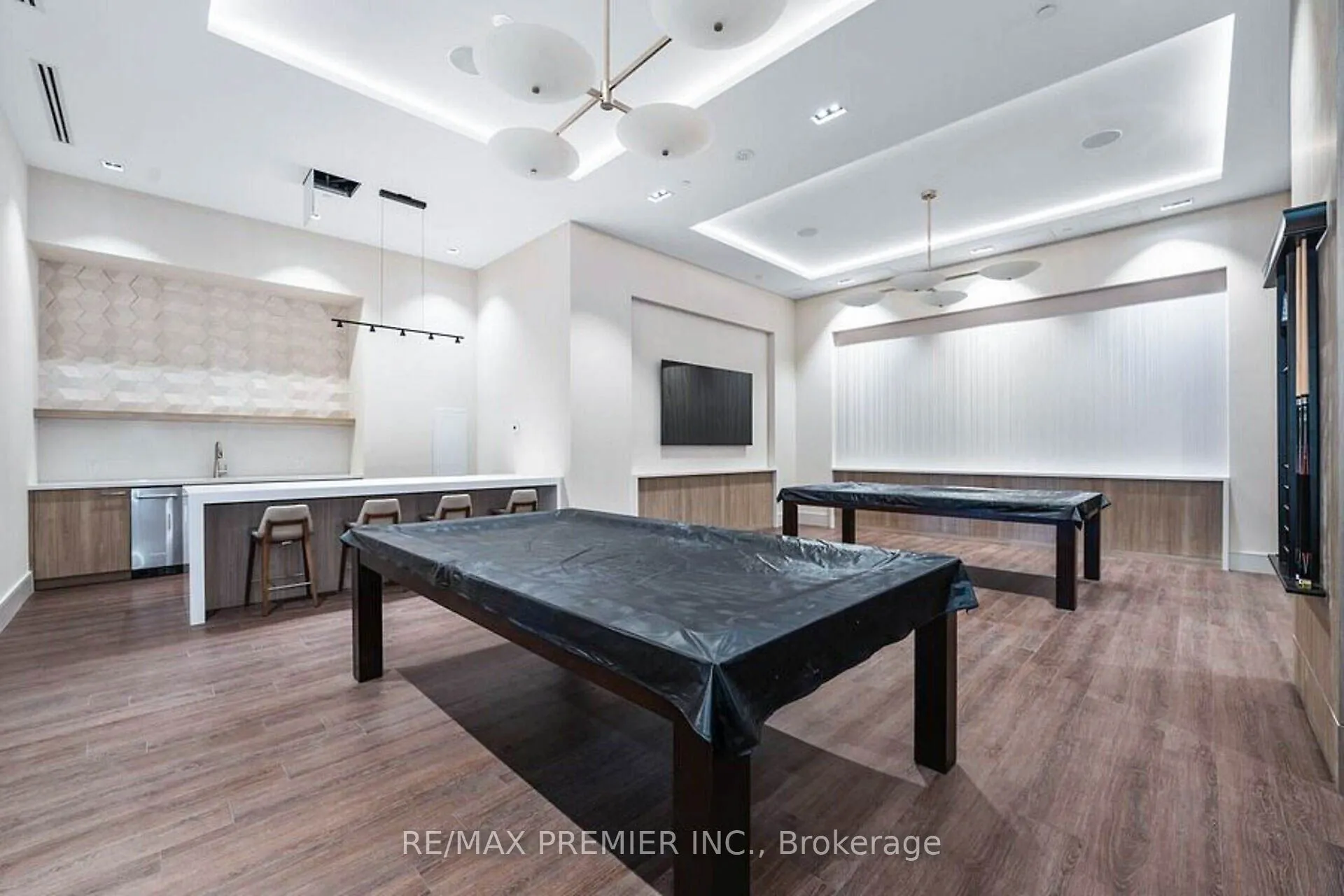 9000 Jane Street, #215