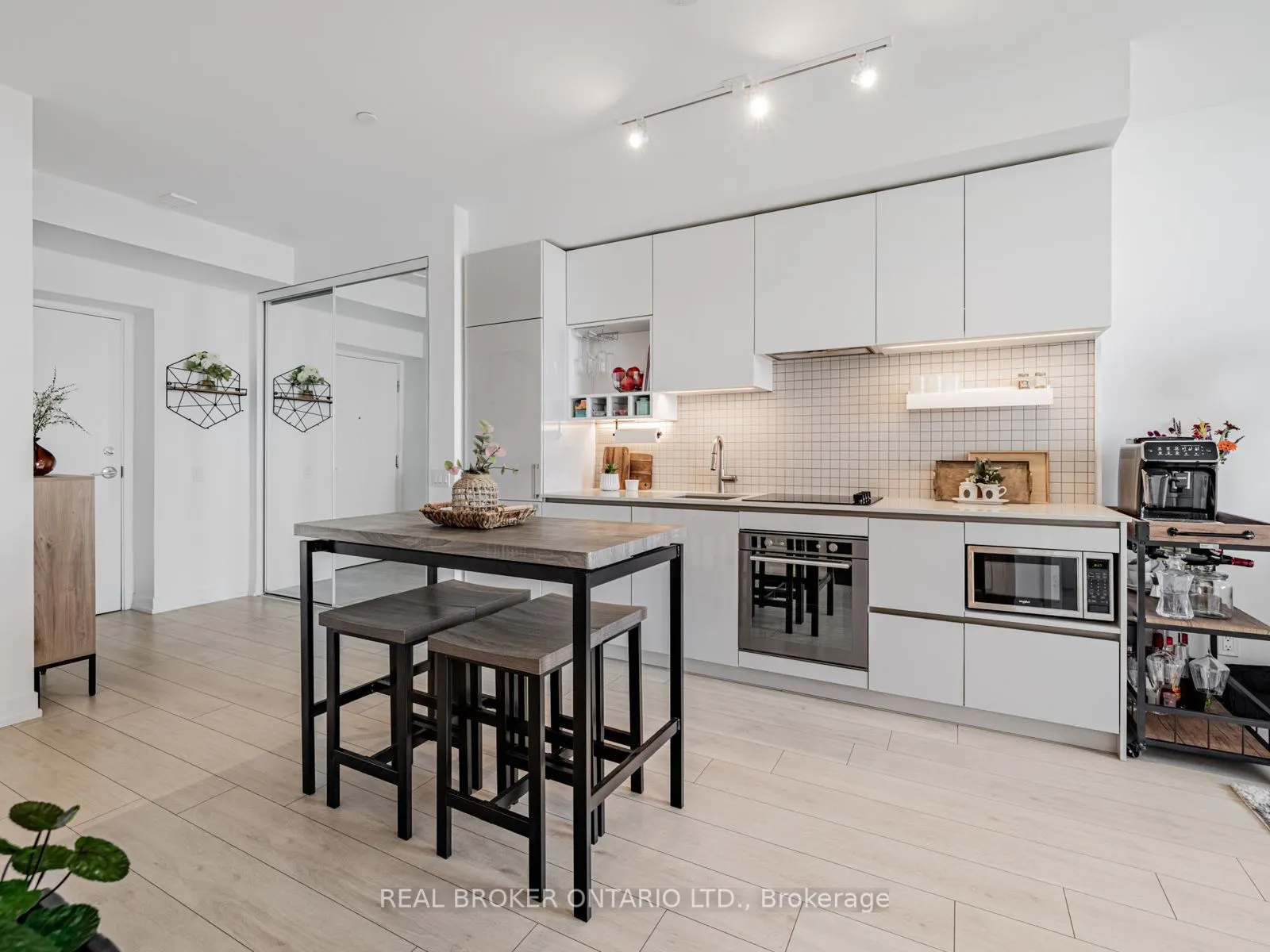 950 Portage Parkway, #2501