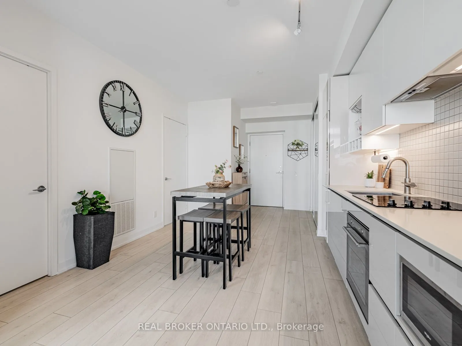 950 Portage Parkway, #2501