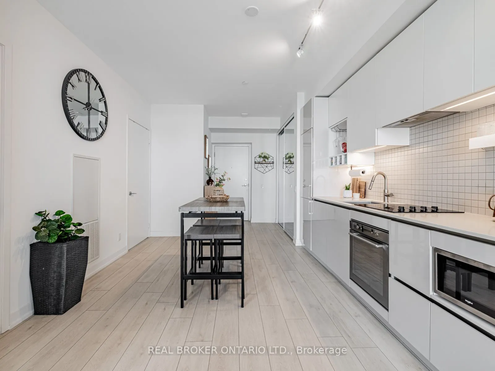 950 Portage Parkway, #2501