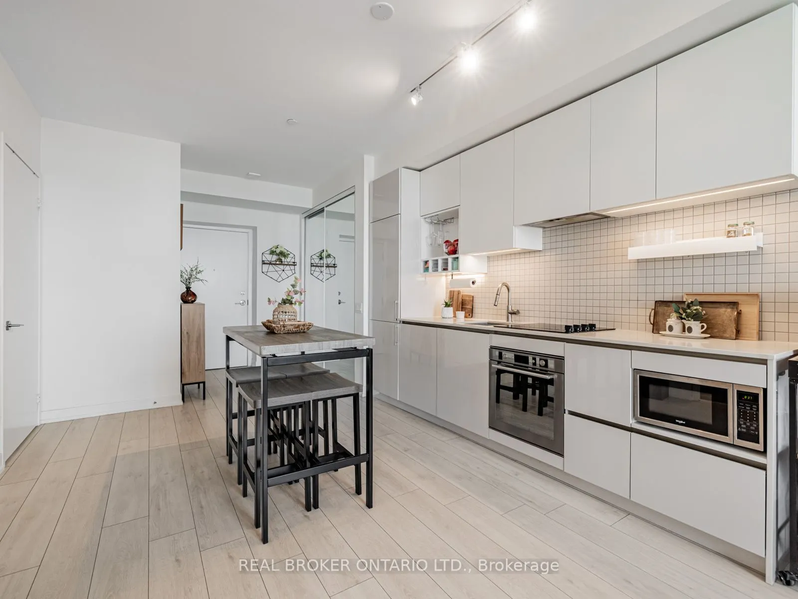 950 Portage Parkway, #2501