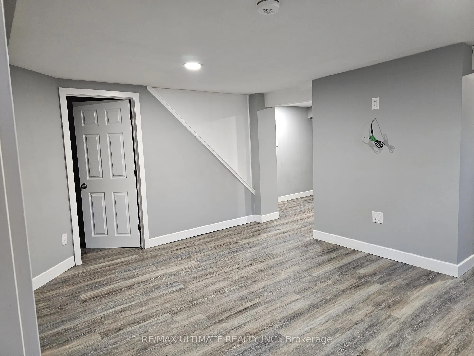 977 Ferndale Crescent, #Lower