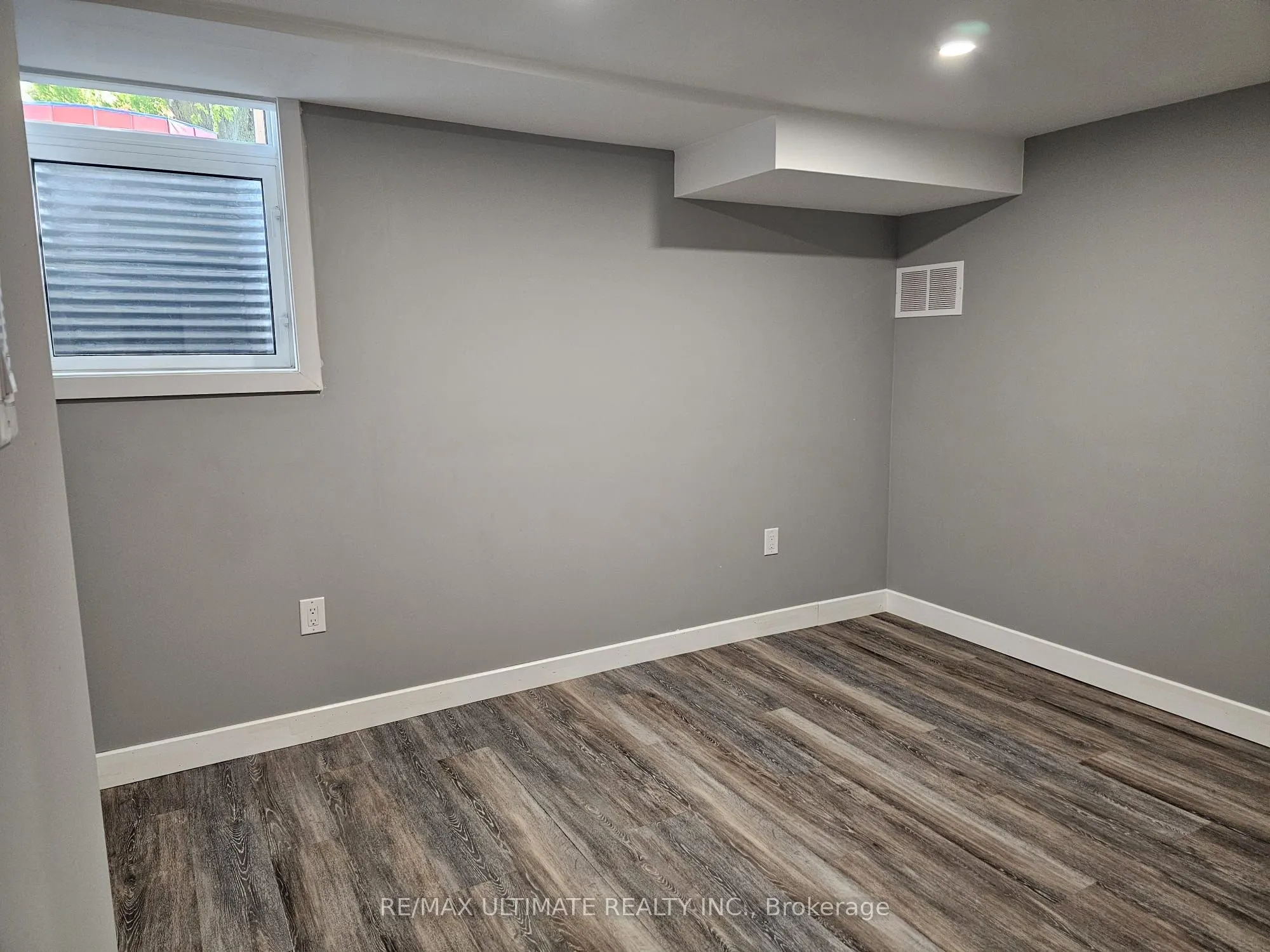 977 Ferndale Crescent, #Lower