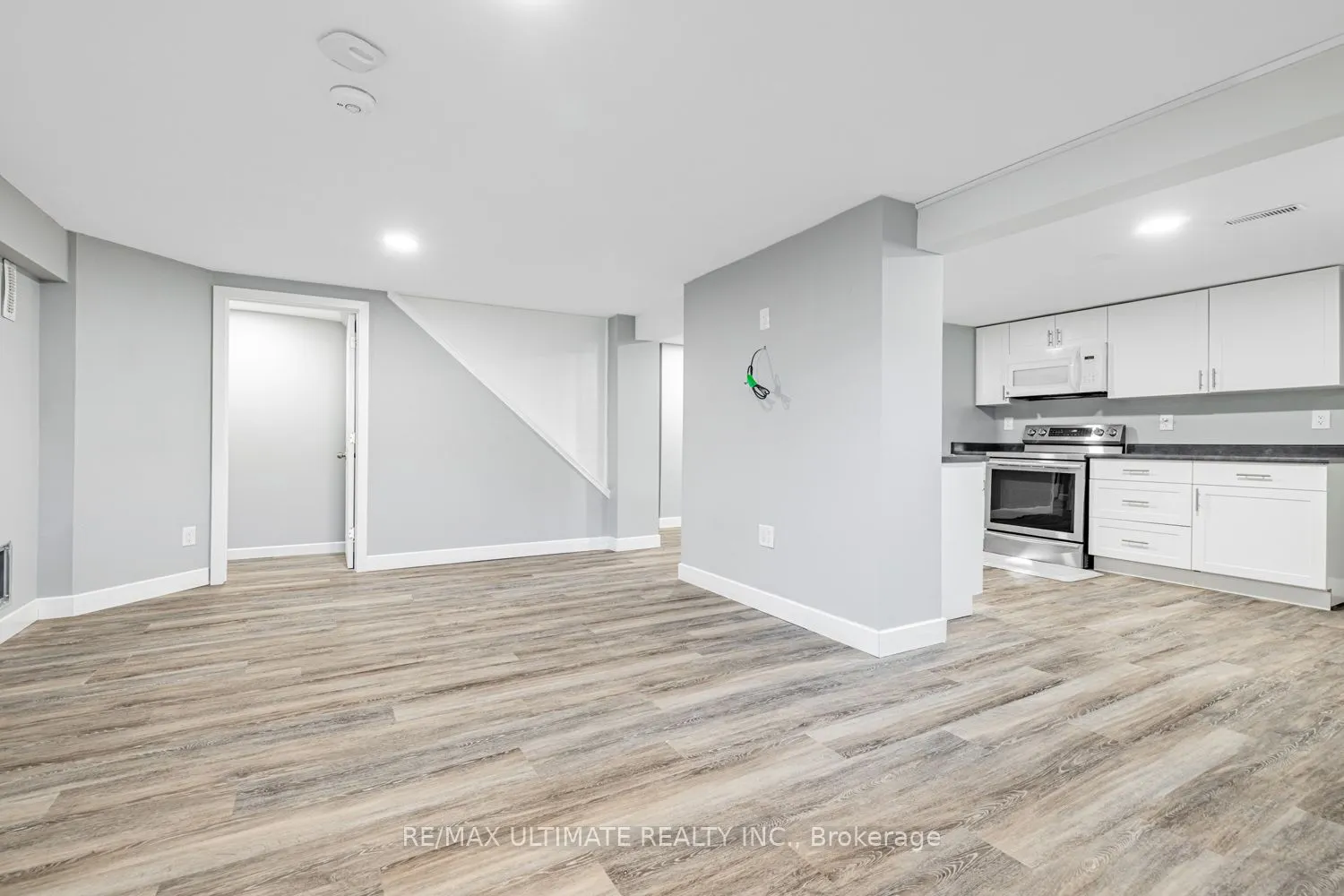 977 Ferndale Crescent, #Lower