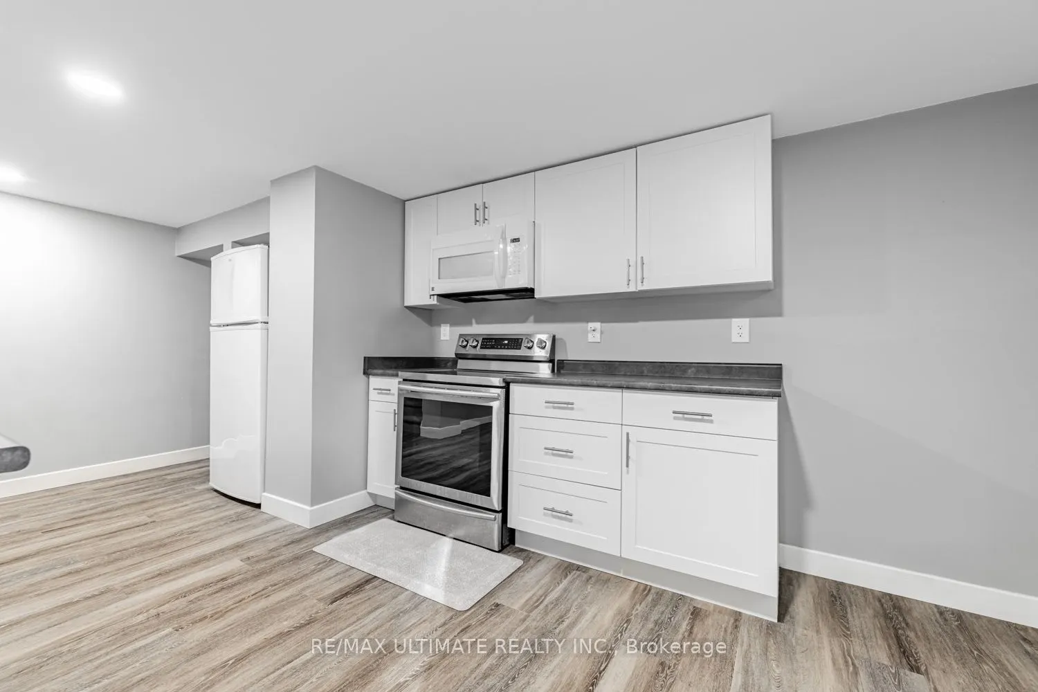 977 Ferndale Crescent, #Lower