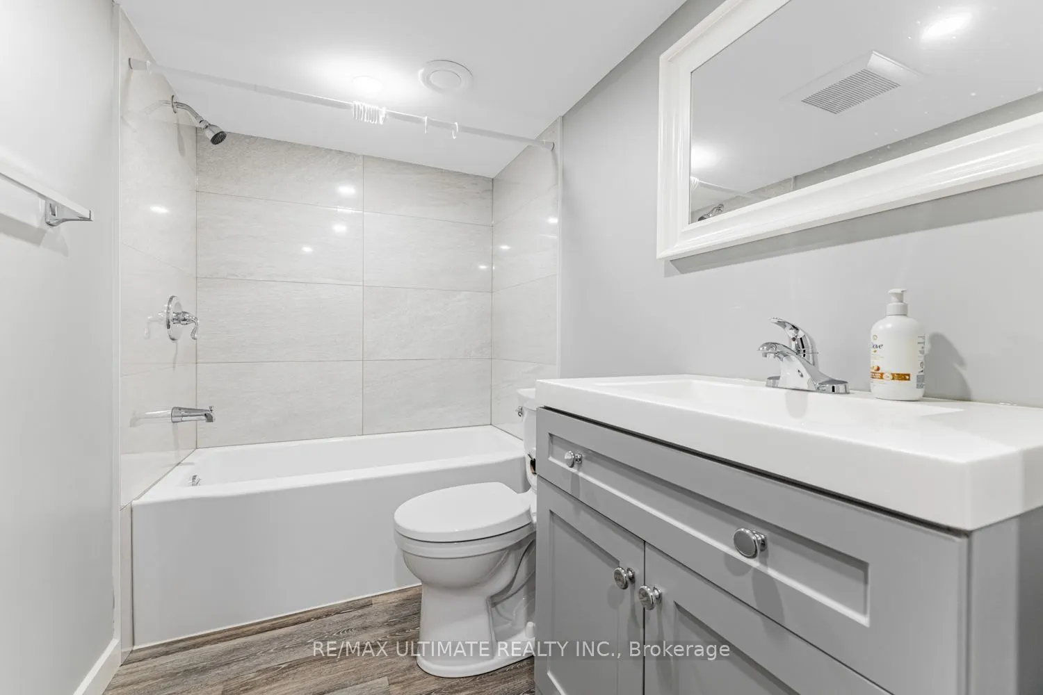 977 Ferndale Crescent, #Lower